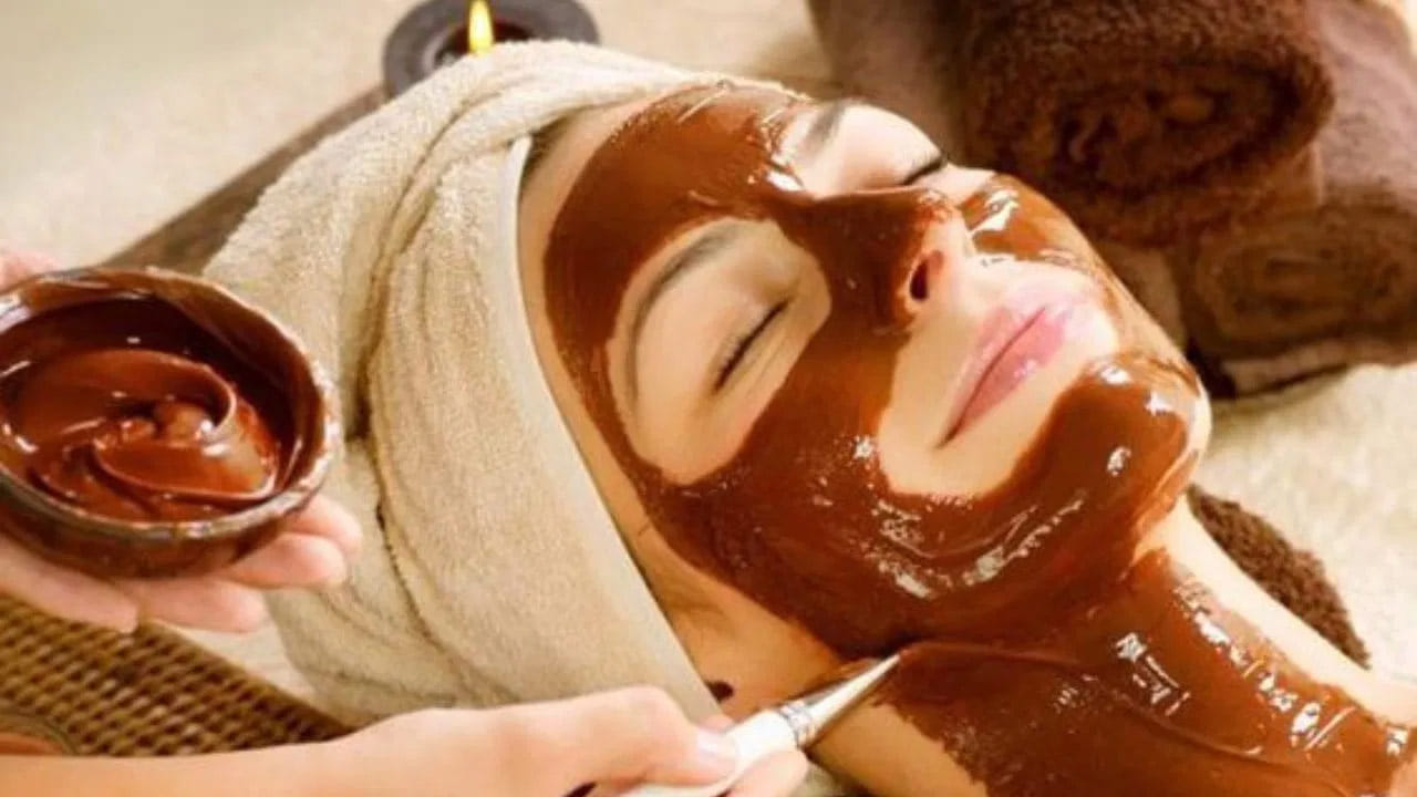 ఇది చర్మం అలసటకు కూడా తగ్గిస్తుంది. చాక్లెట్ చర్మ కాంతిని పెంచడానికి సహాయపడుతుంది. మీరు ఇంట్లోనే చాక్లెట్ ఫేషియల్ సులభంగా చేసుకోవచ్చు. అదెలాగో ఇక్కడ తెలుసుకుందాం..