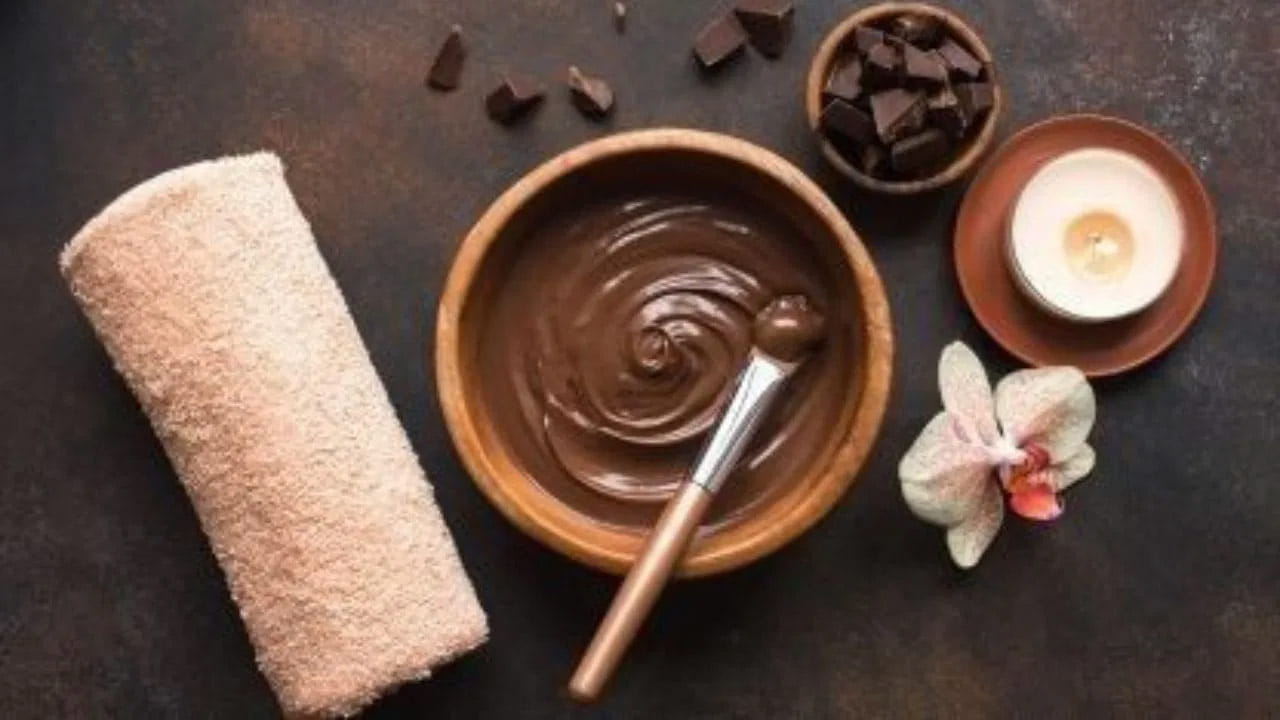 చాక్లెట్‌తో అద్భుతమైన అందాన్ని సొంతం చేసుకోవచ్చు. ఎంతో మంది ఇష్టంగా తినే ఈ చాక్లెట్లు.. చర్మానికి చాలా మంచిదని చాలా మందికి తెలియదు. చాక్లెట్‌లో యాంటీఆక్సిడెంట్లు పుష్కలంగా ఉంటాయి. ఇవి చర్మాన్ని కాపాడతాయి. అంతేకాకుండా చాక్లెట్ వృద్ధాప్యాన్ని నిరోధించడంలోనూ సహాయపడుతుంది.