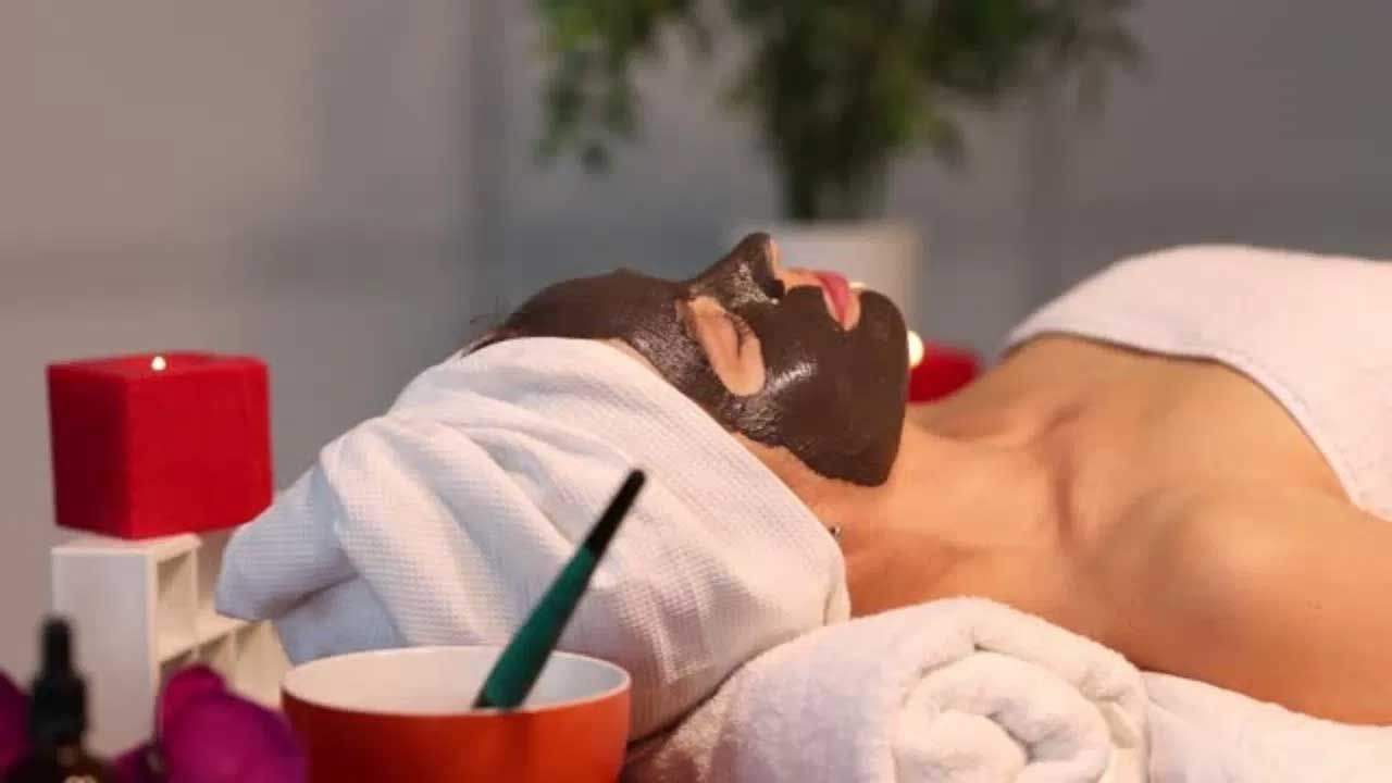 తేనెలో యాంటీ బాక్టీరియల్ లక్షణాలు, మాయిశ్చరైజింగ్ ప్రభావం ఉంటుంది. పుల్లని పెరుగులో ఎక్స్‌ఫోలియేటింగ్ పదార్థాలు ఉంటాయి. ఇవి చర్మంలోని మృతకణాలను తొలగిస్తాయి. ఇప్పుడు ఈ చాక్లెట్ ఫేస్ ప్యాక్‌ని ముఖం, మెడపై అప్లై చేయాలి. 15-20 నిమిషాలు తర్వాత ఫేస్ ప్యాక్ ఆరిపోతుంది. తర్వాత తడి చేతులతో ముఖాన్ని స్క్రబ్ చేయాలి. ఇలా చేయడం వల్ల రక్త ప్రసరణ మెరుగుపడుతుంది. చర్మాన్ని ఎక్స్‌ఫోలియేట్ చేస్తుంది. 