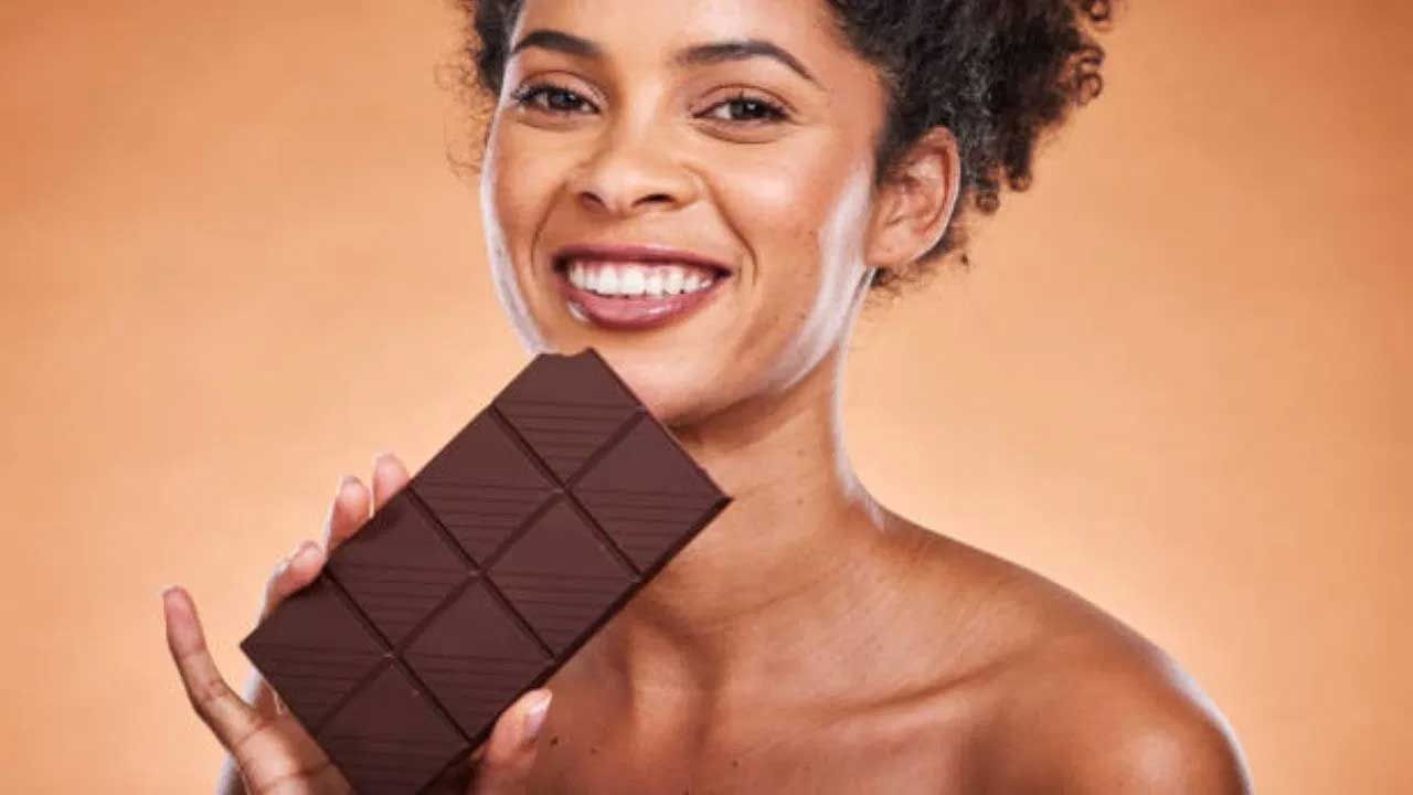 చెక్కు చెదరని అందం కోసం కనీసం నెలకు ఒకసారి అయినా ఫేషియల్ చేయించుకోవాలంటున్నారు సౌందర్య నిపుణులు. ఇది చర్మ రక్త ప్రసరణను మెరుగుపరుస్తుంది. అలాగే చర్మం విస్తీర్ణం పెరుగుతుంది. చాక్లెట్‌తో  ఫేషియల్‌ చేసుకుంటే రెట్టింపు ప్రయోజనాలు పొందవచ్చు.