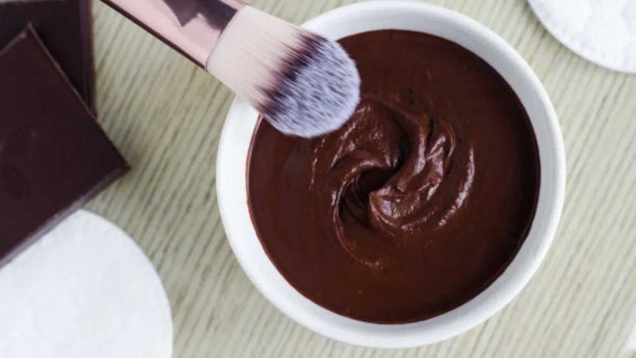 రోజువారీ ఫేస్ వాష్‌తో మీ ముఖాన్ని పూర్తిగా శుభ్రం చేసుకోవాలి. ముఖంపై ఉన్న మేకప్, మురికి, నూనె అన్నీ తొలగిపోయేలా చూసుకోవాలి. తర్వాత శుభ్రమైన టవల్‌తో ముఖాన్ని తుడవండి. డార్క్ చాక్లెట్‌ను కరిగించడానికి.. మైక్రోవేవ్‌లో డార్క్ చాక్లెట్‌ను వేడి చేయవచ్చు. తర్వాత కరిగిన డార్క్ చాక్లెట్ గది ఉష్ణోగ్రతకు వచ్చే వరకు పక్కన ఉంచుకోవాలి. తర్వాత అందులో తేనె, పుల్లటి పెరుగు కలపాలి. అంతే చాక్లెట్‌ ఫేషియల్ తయారైనట్లే.