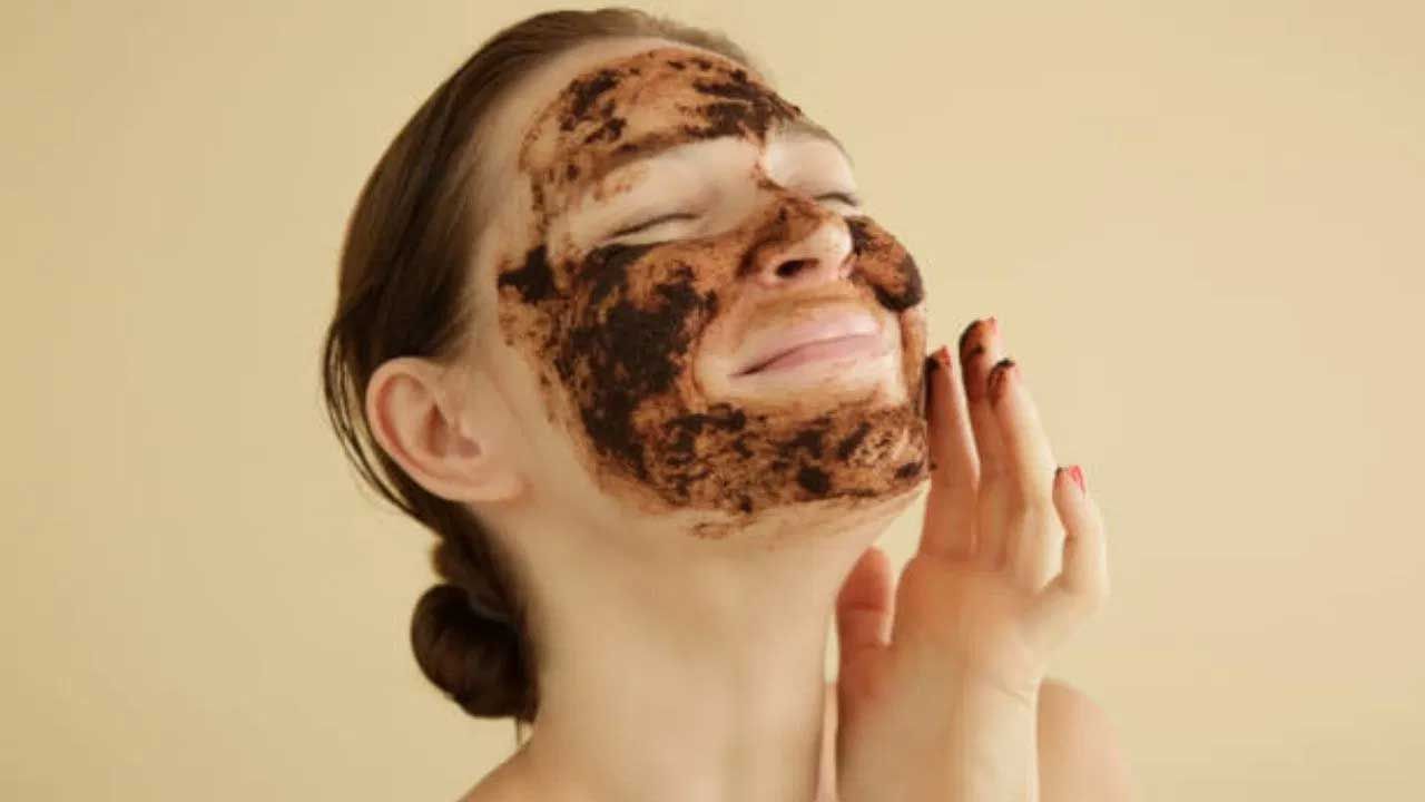 తర్వాత ముఖాన్ని గోరువెచ్చని నీటితో కడగాలి. ముఖం తుడుచుకుని, ఇష్టమైన మాయిశ్చరైజర్ ముఖానికి అప్లై చేసుకోవాలి. ఇది చర్మాన్ని తేమగా ఉంచుతుంది. అలాగే చర్మాన్ని మృదువుగా ఉంచుతుంది.