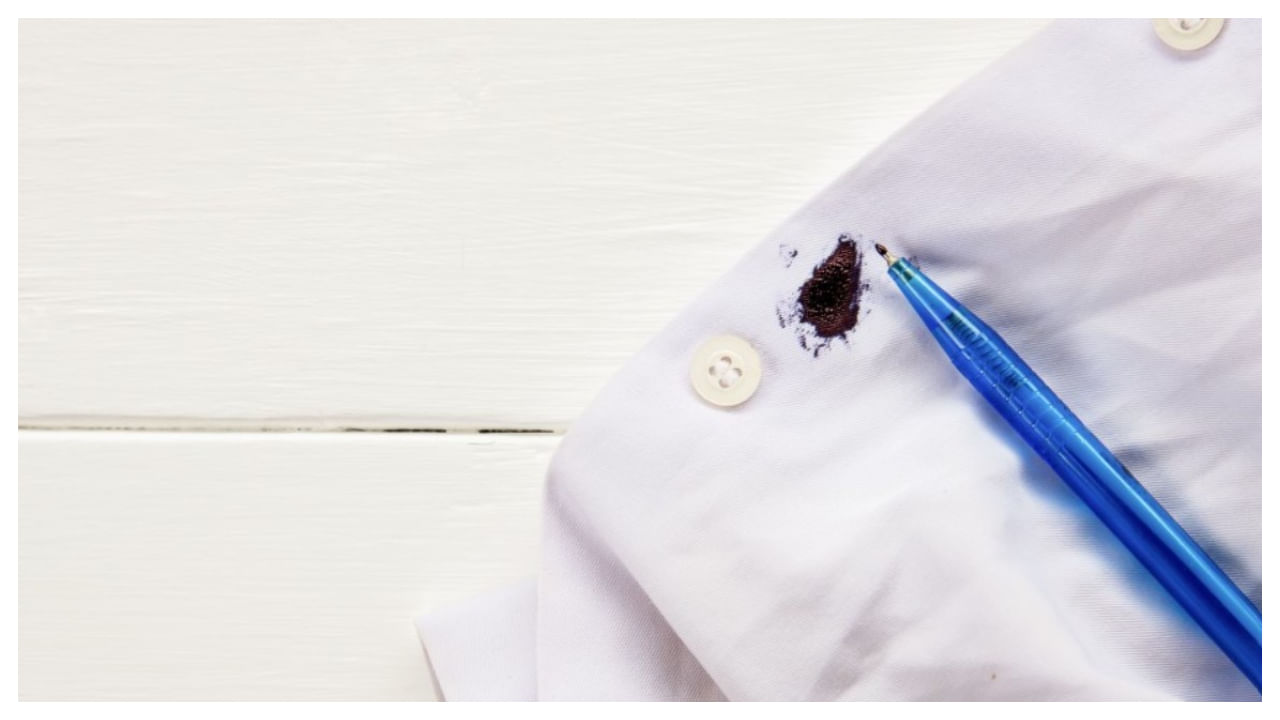 స్కూల్ డ్రెస్సులపై ఏలాంటి మరక పడినా చిరాకుగా కనిపిస్తుంది. ఇలాంటి మరకలు పోవాలంటే చాలా శ్రమించాల్సి ఉంటుంది. అయితే ఇంక్ మరకలు పడ్డ బట్టలను గోరు వెచ్చటి నీటిలో ఎక్కువ సేపు నానబెట్టండి. ఆ తర్వాత ఉతికితే త్వరగా పోతుంది.
