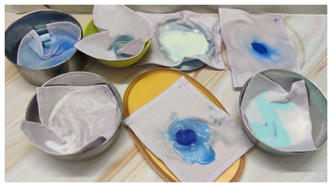 అలాగే టూత్ పేస్ట్ ఉపయోగించి కూడా మరకలను త్వరగా వదలగొట్టవచ్చు. ఇంక్ మరకలు పడ్డ చోట టూత్ పేస్ట్ రాసి కాసేపు అలానే వదిలేయాలి. ఆ తర్వాత టూత్ బ్రష్ ‌తో రుద్దితే.. త్వరగా పోతాయి.
