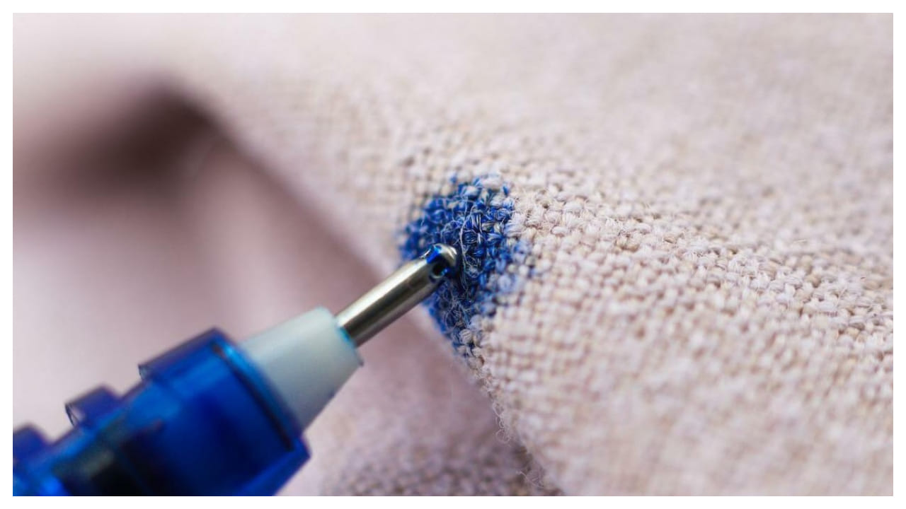 అదే విధంగా మరకలను డెటాల్‌తో కూడా వదిలించుకోవచ్చు. మరక పడ్డ ప్రదేశంలో డెటాల్ వేసి స్క్రబ్ చేసి.. కాసేపు పక్కన పెట్టండి. నెక్ట్స్ బ్రష్ పెట్టి రుద్దితే పోతుంది. అలాగే మరక పడిన ప్రదేశంలో ఎండ బాగా తగిలేలా ఆరేయాలి. అప్పుడు త్వరగా మరకలు పోతాయి.
