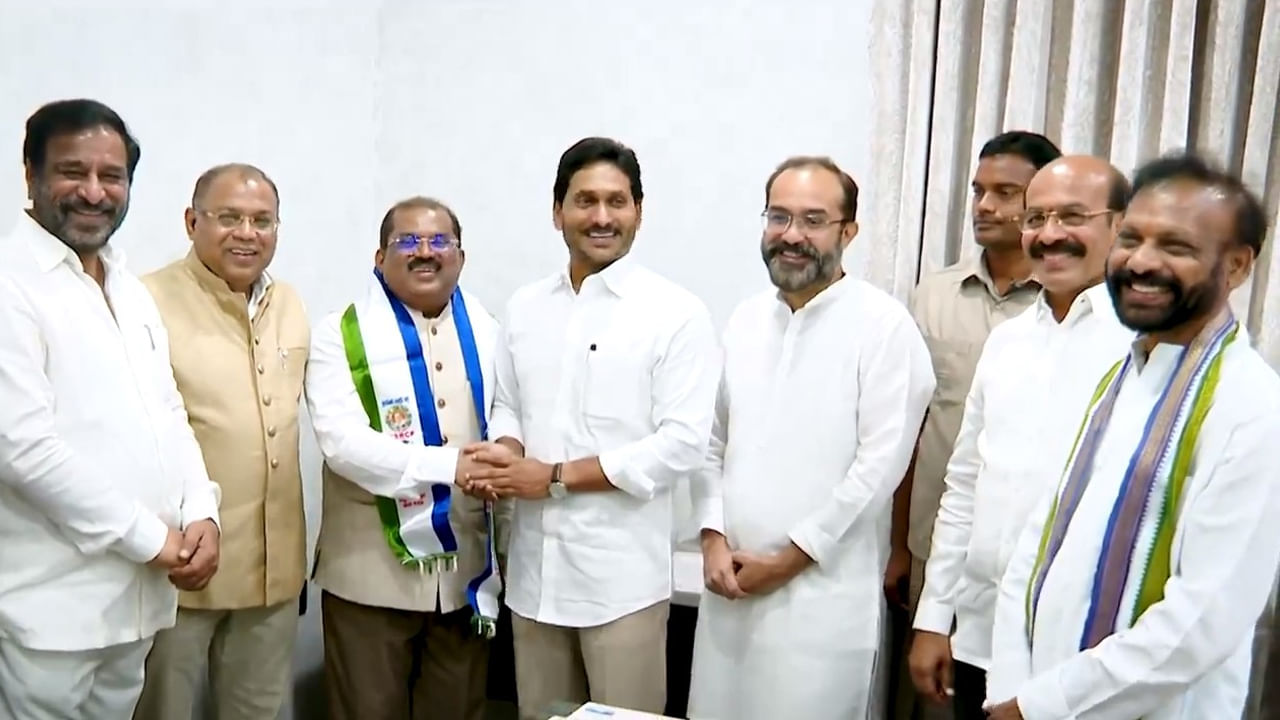 YSRCP: పార్టీలో చేరిన వెంటనే బంపర్ ఆఫర్.. మాజీ ఐఏఎస్కు టికెట్ ఖరారు చేసిన సీఎం జగన్..