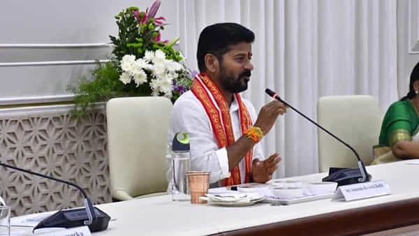 CM Revanth: చెడ్డ పేరు తెచ్చే కుట్రలు చేస్తే ఇంటికే.. విద్యుత్ శాఖ సిబ్బందికి సీఎం రేవంత్ స్ట్రాంగ్ వార్నింగ్!
