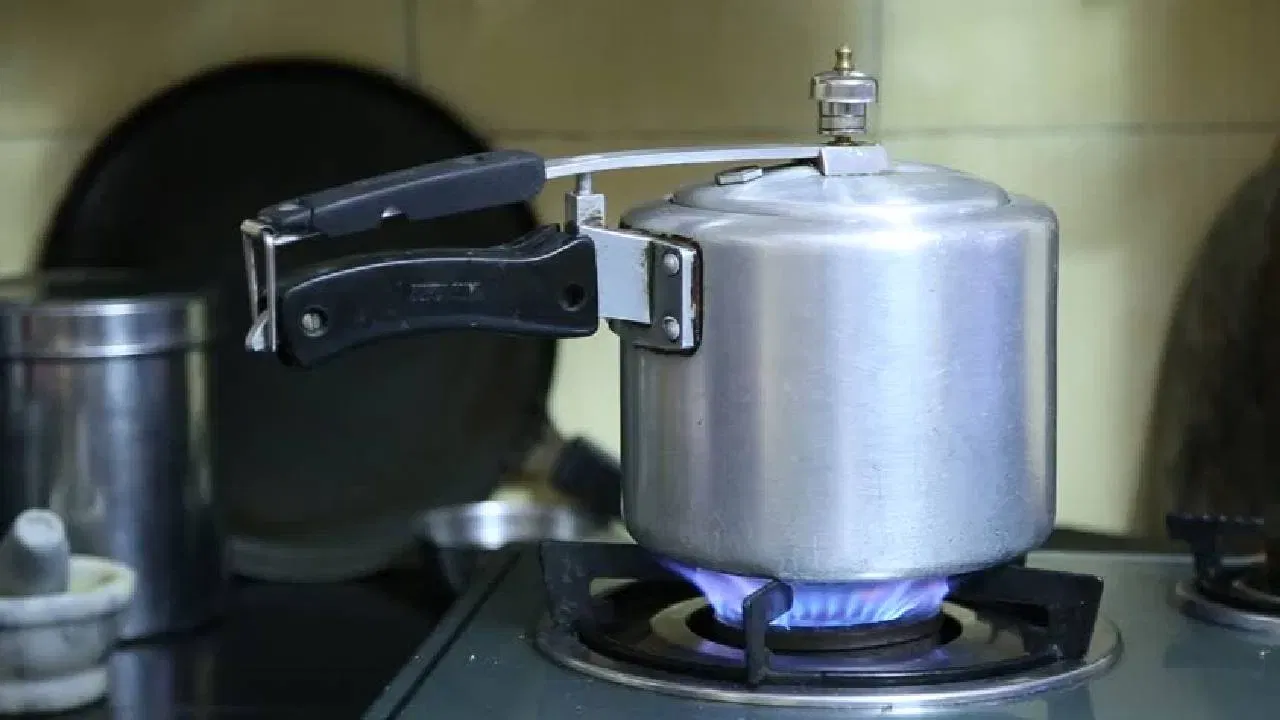 ప్రస్తుతం కుక్కర్ అనేది దాదాపు అందరి ఇళ్లలో కూడా ఉంటుంది. కుక్కర్ వల్ల వంటలు ఫాస్ట్‌గా, సింపుల్‌గా అయిపోతాయి. రుచిగా కూడా ఉంటాయి. కుక్కర్‌లో వంట చేయడం చాలా సులభం. ముఖ్యంగా నాన్ వెజ్ ఐటెమ్స్ త్వరగా అవుతాయి. అందుకే చాలా మంది వీటిని ఉపయోగిస్తూ ఉంటారు.
