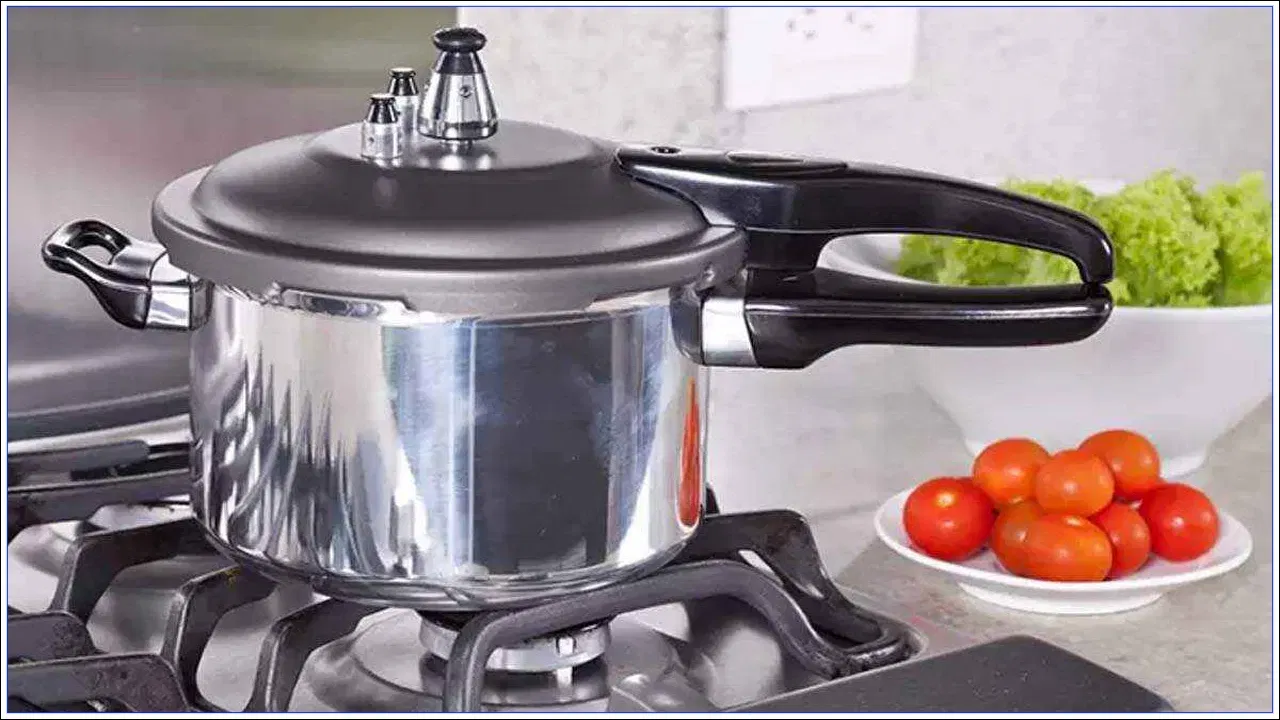 పాస్తా అంటే చాలా మందికి ఇష్టం. పాస్తా ఆరోగ్యానికి కూడా చాలా మంచిది. ఇందులో అనేక పోషకాలు ఉన్నాయి. పాస్తాను పొరపాటున కూడా కుక్కర్‌లో వండకూడదు. ఎందుకంటే ప్రెజర్ కుక్కర్‌లో ఇది వండటం వల్ల దాని కన్సెస్టెన్సీ పాడైపోతుంది. దీన్ని పాన్ లో చేయడమే బెటర్.
