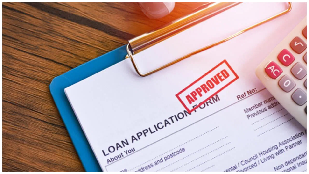 మీరు తరచుగా బ్యాంకులు లేదా NBFC కంపెనీల నుండి రుణాల కోసం దరఖాస్తు చేసుకుంటే, అది మీ క్రెడిట్ స్కోర్పై ప్రతికూల ప్రభావం చూపుతుంది. ఎందుకంటే మీరు రుణం కోసం దరఖాస్తు చేసిన ప్రతిసారీ మీ క్రెడిట్ రిపోర్ట్ బ్యాంక్ ద్వారా రూపొందించబడుతుంది. అలాగే క్రెడిట్ రిపోర్ట్ను రూపొందించిన ప్రతిసారీ మీ క్రెడిట్ స్కోర్ కొన్ని పాయింట్లు తగ్గుతుంది.