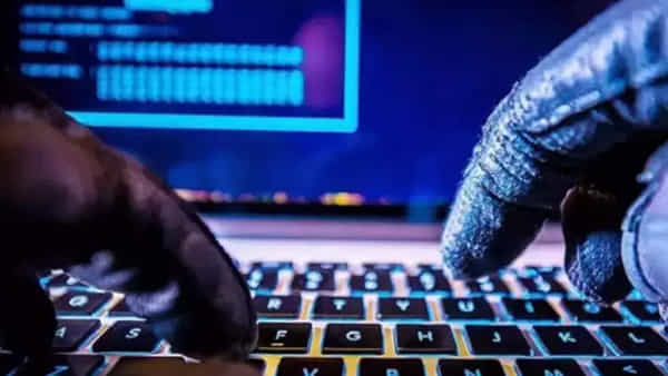 Cyber Crime: ఒకే రూమ్లో 500మంది సైబర్ నేరగాళ్లకు ట్రైనింగ్.. వీడియో చూసి కంగుతిన్న పోలీసులు