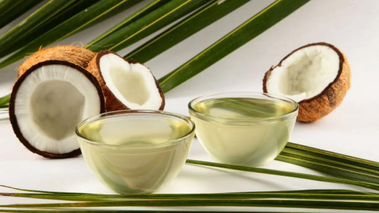 చుండ్రు సమస్యతో బాధపడుతుంటే, మొదట చేయవలసిన పని తలకు నూనె రాసుకోవడం. తలకు నూనె రాస్తే చుండ్రు దరి చేరదు. అలాగే చుండ్రు నివారణకు యాంటీ డాండ్రఫ్ షాంపూని ఉపయోగించవచ్చు. షాంపూ చేసేటప్పుడు స్కాల్ప్‌ను బాగా స్క్రబ్ చేయాలి. ఇది చుండ్రు సమస్యను తగ్గిస్తుంది. బేకింగ్ సోడా కూడా ఉపయోగించవచ్చు.