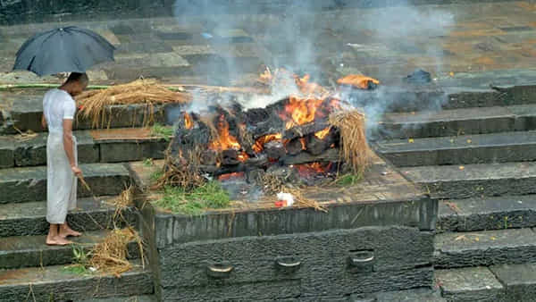 Cremation: షాకింగ్ సీన్.. మరికొద్ది నిమిషాల్లో భార్య దహన సంస్కారాలు! అంతలోనే ఊహించని ఘటన..