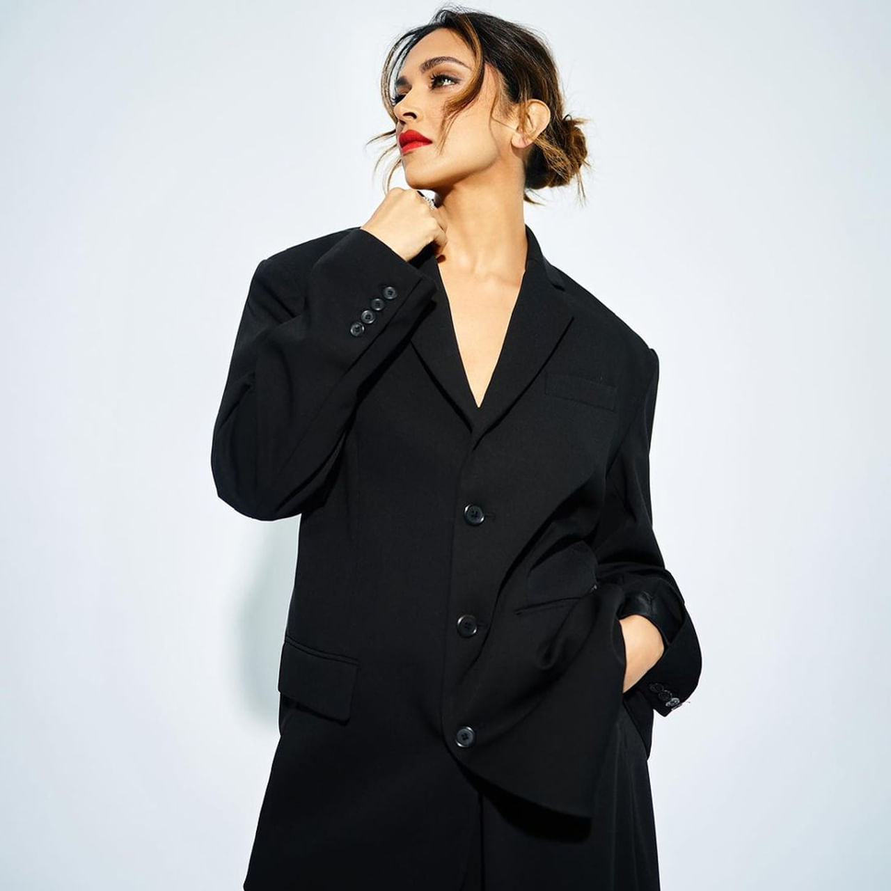 బాలీవుడ్ దీపిక పదుకోన్‌ గురించి ఇంట్రస్టింగ్ న్యూస్ ఒకటి ఫిలిం సర్కిల్స్‌లో ట్రెండ్ అవుతోంది. ఇటీవల బాఫ్టా వేడుకలో చీరకట్టులో మెరిసిన ఈ బ్యూటీ లుక్‌ కొత్త డౌట్స్ రెయిజ్ చేస్తుందంటున్నారు ఇండస్ట్రీ జనాలు. ఇంతకీ ఏంటా డౌట్‌ అనుకుంటున్నారా..?