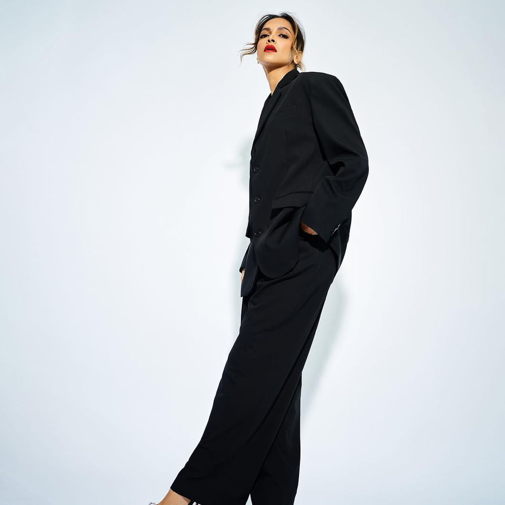 అయితే ఈ ఫోటోలో బేబీ బంప్‌ కనిపిస్తుందన్న కామెంట్స్ వినిపించాయి. దీంతో ఒక్కసారిగా గ్లామర్ వరల్డ్ అలెర్ట్ అయ్యింది. ప్రజెంట్ సౌత్‌ నార్త్ సినిమాలతో ఫుల్ బిజీగా ఉన్నారు దీపికా, ఆమె ప్రెగ్నెన్సీ బ్రేక్ తీసుకుంటే ఆ ఎఫెక్ట్ సినిమాల మీద పడే ఛాన్స్ ఉందంటున్నారు.