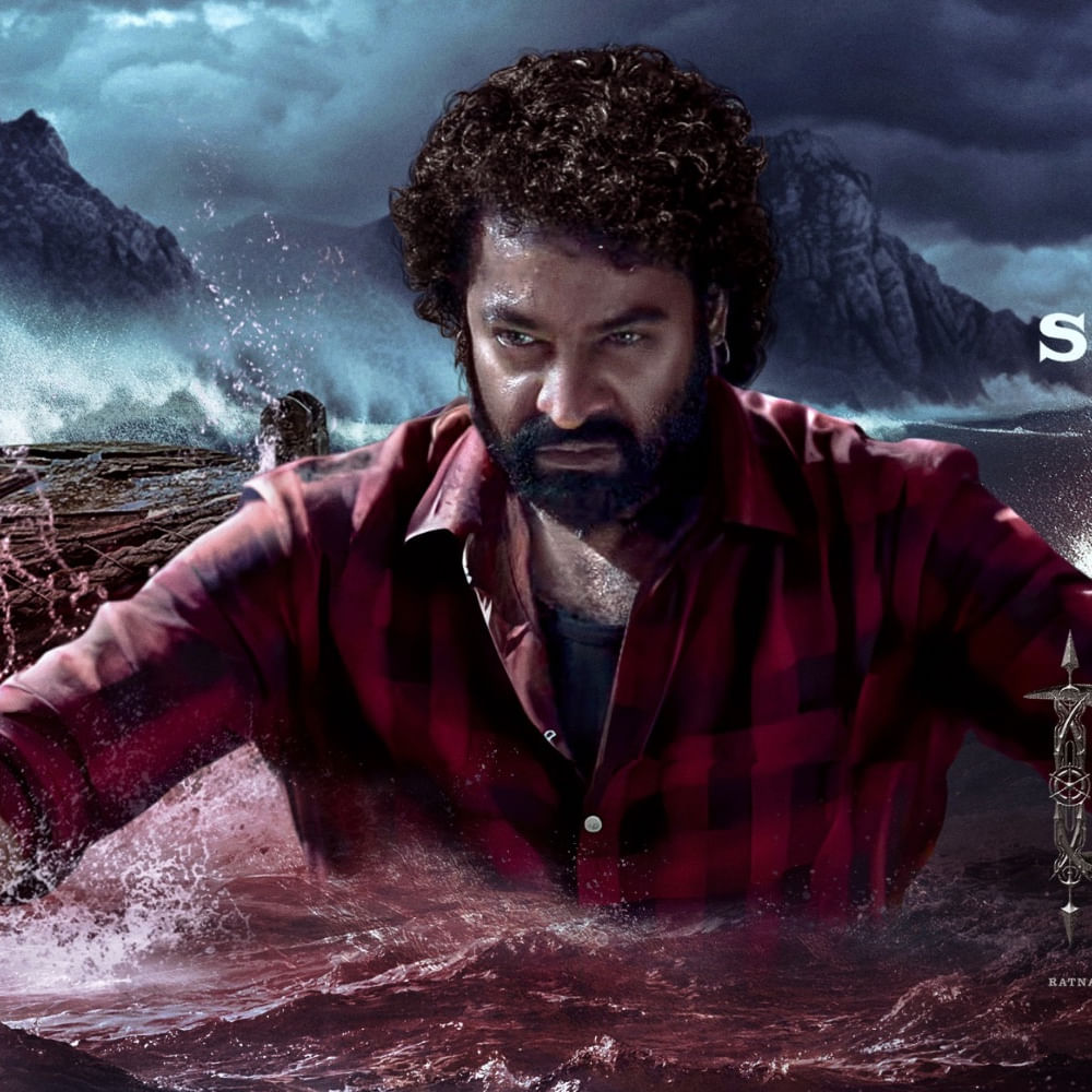 దేవర సినిమాలో ఎన్టీఆర్ కారెక్టర్ ఎలా ఉండబోతుంది..? ఆయన ద్విపాత్రాభినయం చేస్తున్నారా..? ఇలాంటి విషయాలన్నింటిని చాలా గోప్యంగా దాచేసారు కొరటాల శివ. చిన్న అప్‌డేట్ కోసమే ఫ్యాన్స్ ఎదురు చూస్తుంటే.. ఓ హీరోయిన్ వచ్చి దేవర గురించి పెద్ద సీక్రేట్ బయటపెట్టింది. మరి ఎన్టీఆర్ సినిమా రహస్యాలు బయటపెట్టిన ఆ బ్యూటీ ఎవరు..? ఆమెకు సినిమాతో ఏంటి సంబంధం..? ఇదే ఇవాల్టి ఎక్స్‌క్లూజివ్ స్టోరీ.. 