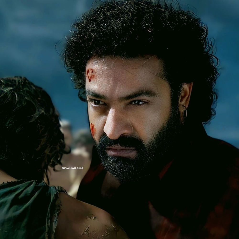 జూనియర్ ఎన్టీఆర్ ఫోకస్ అంతా ఇప్పుడు దేవరపైనే ఉంది. ఈ చిత్ర షూటింగ్ బాగానే జరుగుతుంది. అయితే ఎప్రిల్ 5 నుంచి వాయిదా పడటంతో.. కాస్త ఆలస్యమైనా పర్ఫెక్ట్ ఔట్ పుట్‌తో రావాలని చూస్తున్నారు మేకర్స్. ఈ మధ్యే కీలక షెడ్యూల్స్ పూర్తి చేసారు కొరటాల. కొత్త రిలీజ్ డేట్‌పై ఇంకా సస్పెన్స్ కంటిన్యూ అవుతూనే ఉంది.
