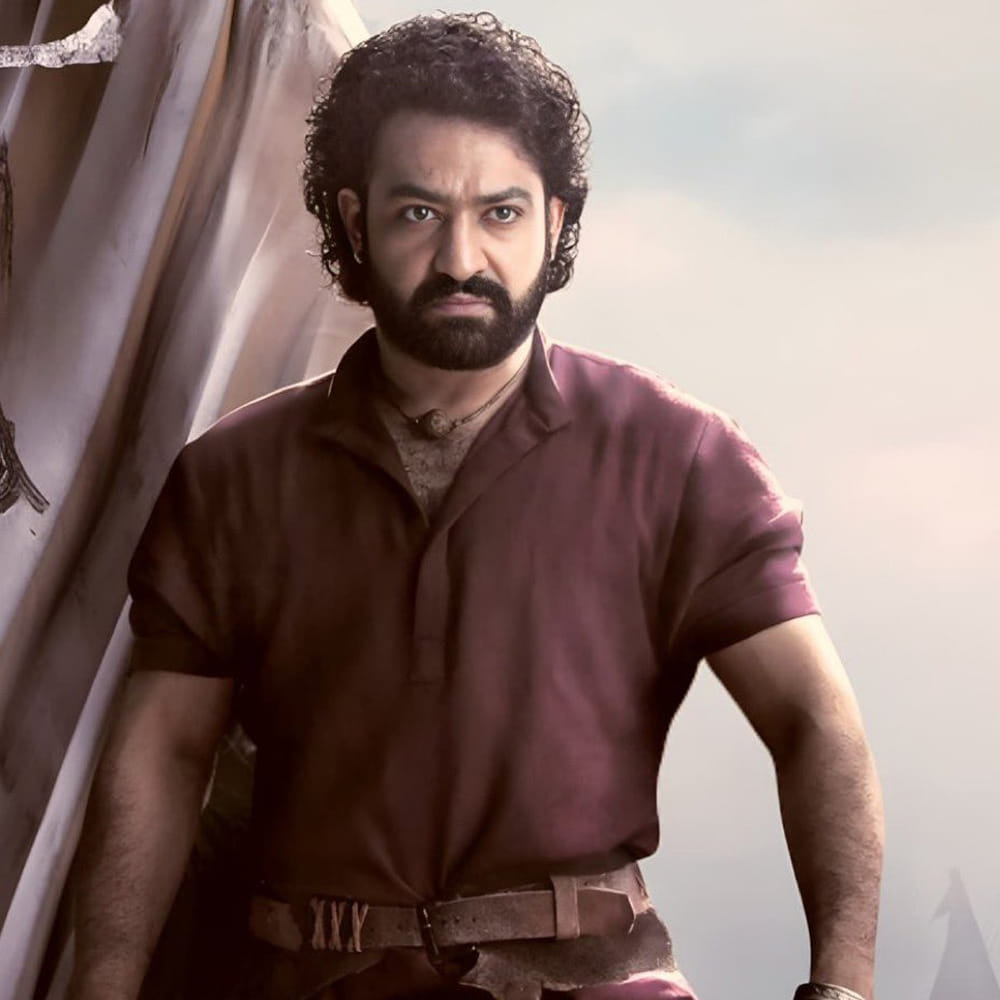 దేవరలో ఎన్టీఆర్ రెండు కారెక్టర్స్ చేస్తున్నారని.. అందులో ఒక తారక్‌కు జోడీగా తాను నటిస్తున్నట్లు తెలిపారు శృతి మరాఠే. ఈమె చెప్పిన దాన్నిబట్టి చూస్తుంటే దేవరలో ఎన్టీఆర్ ద్విపాత్రాభినయం ఖరారైనట్లే. పార్ట్ 1లో ఒకరి కథ.. రెండో భాగంలో ఇంకొకరి కథ చెప్పబోతున్నట్లు తెలుస్తుంది. ఆగస్ట్ 15న దేవర పార్ట్ 1 విడుదల ప్లాన్ చేస్తున్నా.. ఆ రోజు పుష్ప 2 ఉండటంతో మరో తేదీ కోసం చూస్తున్నారు మేకర్స్.