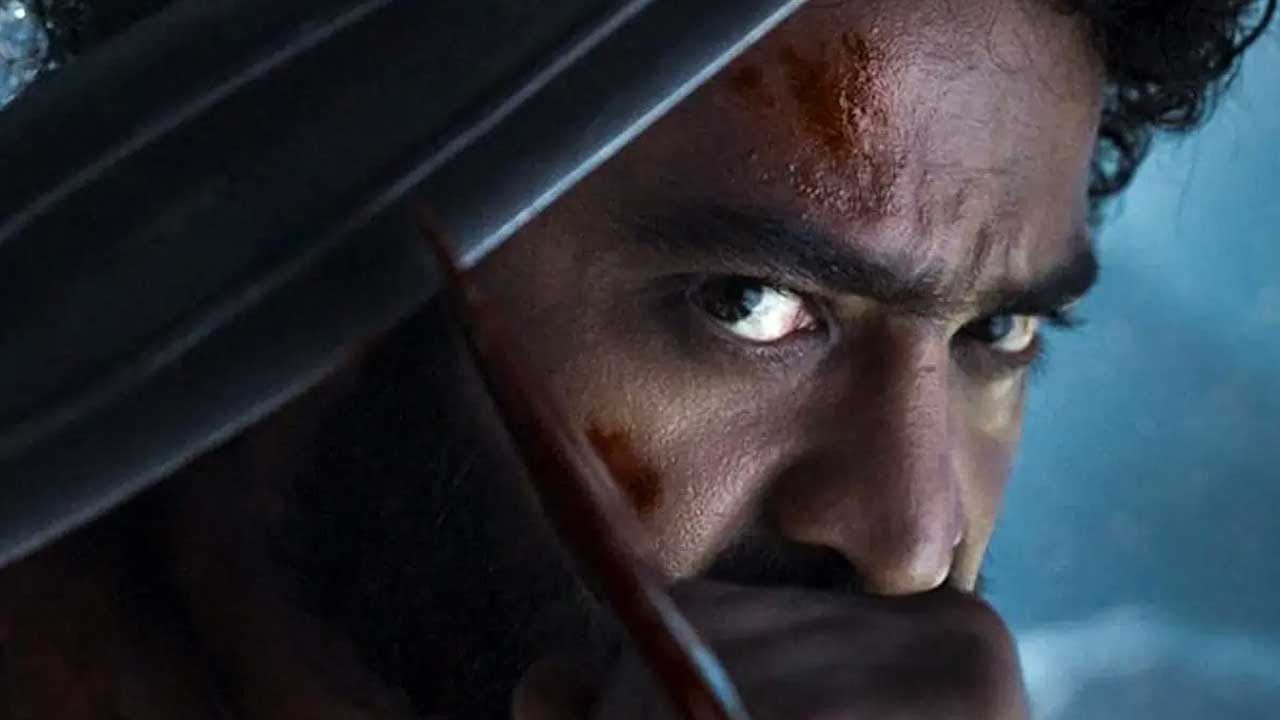 ఎన్టీఆర్ ఉన్నా లేకపోయినా.. దేవర షూటింగ్ ఆపట్లేదు కొరటాల శివ. ఈ చిత్ర షూట్ శంషాబాద్‌లో జరుగుతుంది. ఈ చిత్రం అక్టోబర్ 10న దసరా కానుకగా విడుదల కానుంది. జాన్వీ కపూర్ తారక్ సరసన హీరోయిన్ గా నటిస్తుంది.