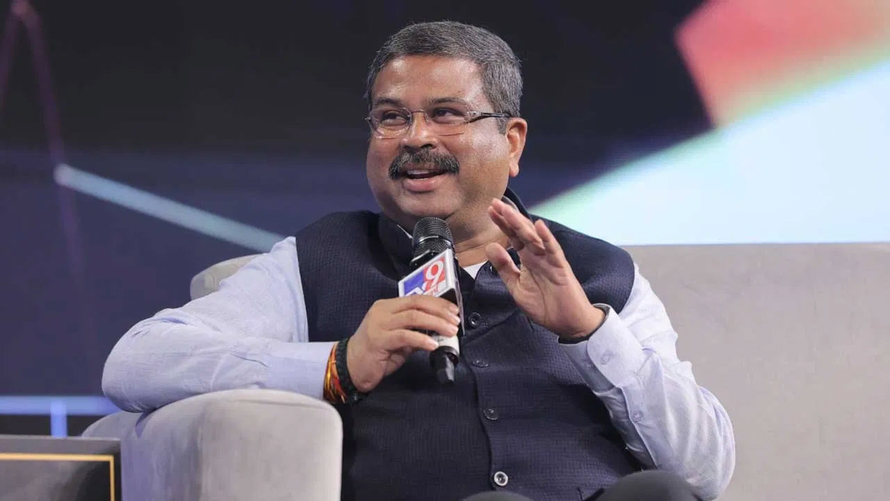 ఇక సమ్మిట్లో పాల్గొన్న కేంద్ర మంత్రి ధర్మేంద్ర ప్రధాన్ మోదీ ప్రభుత్వ విజయాల గురించి మాట్లాడారు. అంతేకాకుండా కాంగ్రెస్ అధినేత రాహుల్ గాంధీని టార్గెట్ చేస్తూ పలు వ్యాఖ్యలు చేశారు. తమ పార్టీ వారు రాహుల్ గాంధీని సీరియస్గా తీసుకోరని, అందుకే ఆయనపై నేను వ్యాఖ్యానించబోనంటూ తెలిపారు. అయితే తమ ప్రభుత్వం రైతులకు అనేక సౌకర్యాలు కల్పించిందని, ఆర్థిక సహాయంతో పాటు వారి ధాన్యాన్ని ఎంఎస్పికి కొనుగోలు చేస్తున్నామని ధర్మేంద్ర ప్రధాన్ అన్నారు.