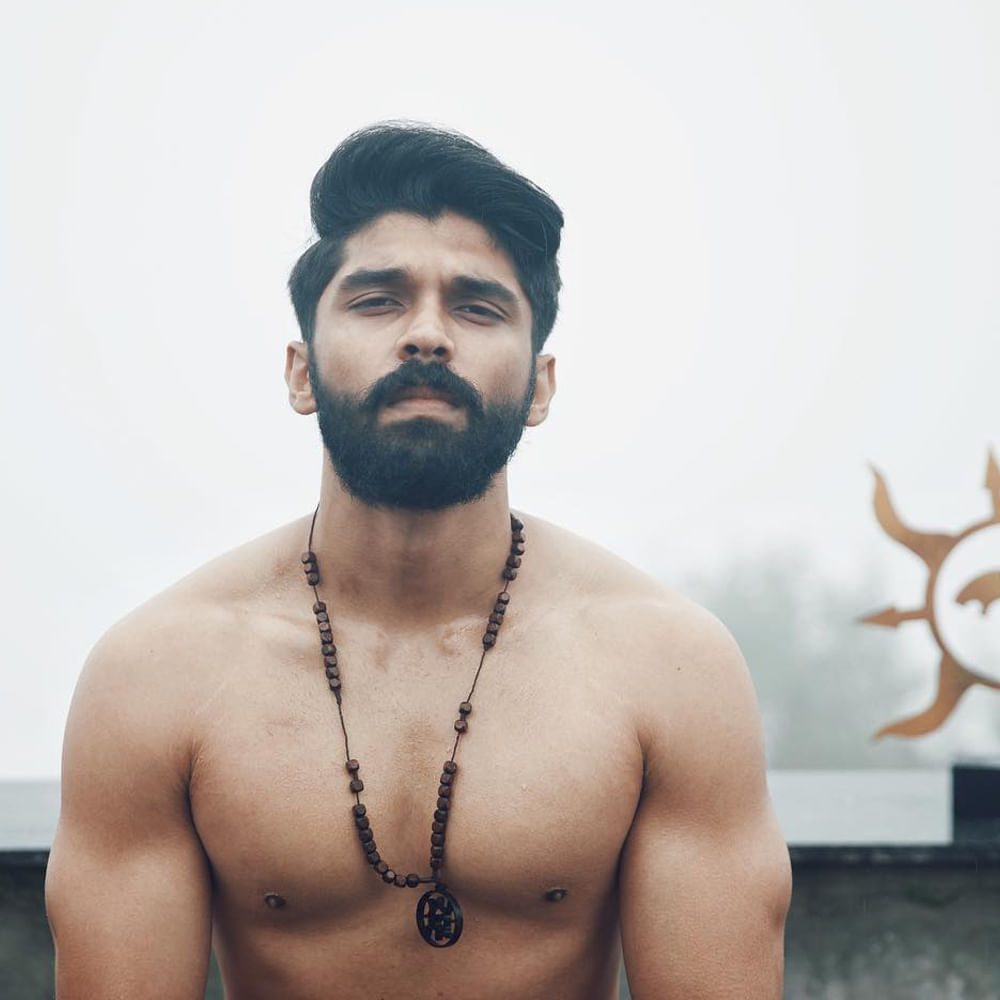 మారి సెల్వరాజ్ దర్శకత్వంలో ధ్రువ్ విక్రమ్ హీరోగా ఓ సినిమా మొదలైంది. ఈ చిత్రంలో అనుపమ పరమేశ్వరన్ హీరోయిన్గా నటిస్తున్నారు. ఈ సినిమాకు బైసన్ అనే పేరు పెట్టారు మేకర్స్. ఇందులో ధ్రువ్.. కబడ్డీ ప్లేయర్గా నటిస్తున్నారు. స్పోర్ట్స్ డ్రామాగా తెరకెక్కిస్తున్నారు మారి సెల్వరాజ్.