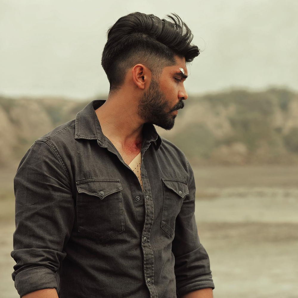 అర్జున్‌ రెడ్డి రీమేక్‌తో సిల్వర్‌ స్క్రీన్ ఎంట్రీ ఇచ్చిన ధృవ్‌.. రెండో సినిమాలోనే తండ్రి విక్రమ్‌తో స్క్రీన్ షేర్ చేసుకున్నారు. మహాన్ సినిమాలో సిన్సియర్ పోలీస్ ఆఫీసర్ రోల్‌లో నటించిన ధృవ్‌కు సెంట్ పర్సెంట్ మార్క్స్ ఇచ్చారు క్రిటిక్స్‌.