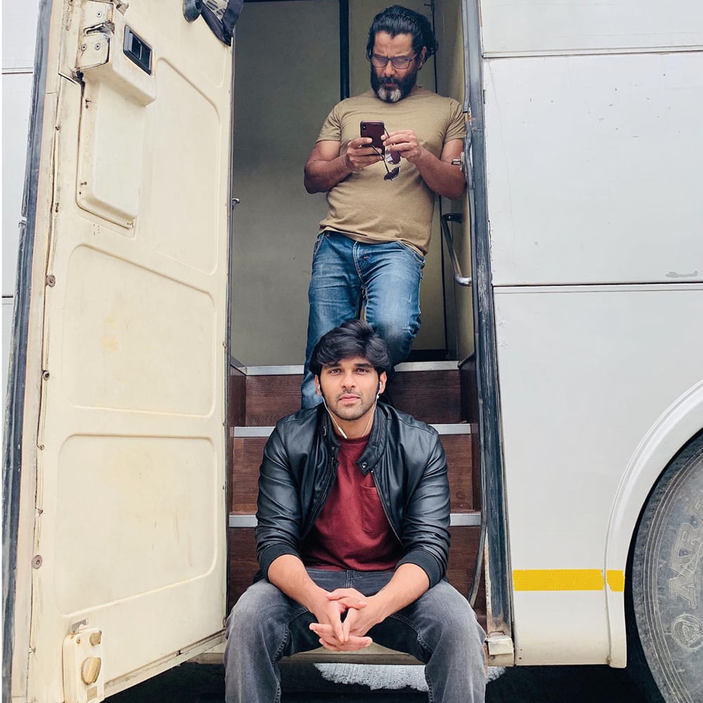 తరువాత మహాన్ సినిమాతో సిన్సియర్‌, సీరియస్‌, నెగెటివ్ షేడ్స్‌ కూడా చూపించి మెప్పించారు. అయితే ధృవ్ యాక్టింగ్‌కు మంచి మార్కులే పడ్డా కమర్సియల్ స్టార్ అన్న ట్యాగ్ అయితే దక్కలేదు.