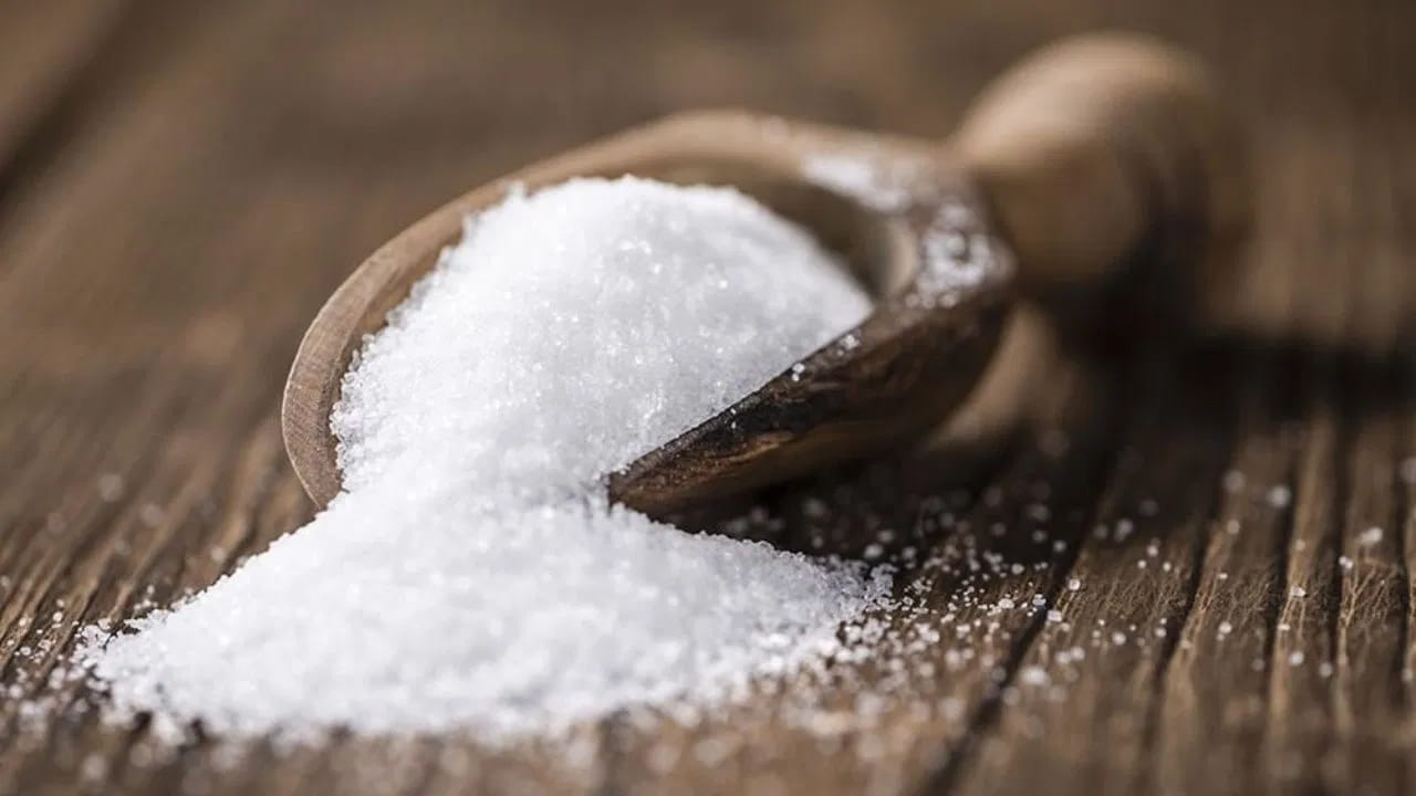 ఒక రోజులో 1-2 టీస్పూన్ల కంటే ఎక్కువ చక్కెరను తినకూడదు. వంటలు లేదా కూరల్లో చక్కెరను అదనంగా చేర్చకూడదు. చాలామంది టీ, పాలల్లో పంచదార కలిపి తాగుతుంటారు. ఈ అలవాటును మానుకోవాలి. రోజూ రాత్రి స్వీట్లు తిన్న తర్వాత నిద్రపోయే అలవాటు ఉంటే వెంటనే దీని నుంచి బయటపడాలి.