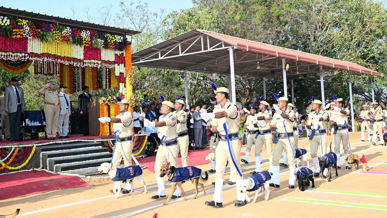 ఎన్నో కేసుల దర్యాప్తులో జాగిలాలు నిందితులను పట్టుకోవడంలో పోలీసులకు సహకరించాయని తెలిపారు. పాసింగ్ అవుట్ పరేడ్‎లో జాగిలాలు కనబరుస్తున్న ప్రతిభ, క్రమశిక్షణలను చూసి ముగ్దుడనయ్యానని అన్నారు. ఐఐటిఏ అందిస్తున్న శిక్షణ దేశంలోనే ఎంతో పేరు తెచ్చిందని, వివిధ రాష్ట్రాల పోలీసు అధికారులు తమ రాష్ట్ర జాగిలాలకు శిక్షణ ఇప్పించాలని కోరుతున్నారని ఆయన తెలియజేశారు.