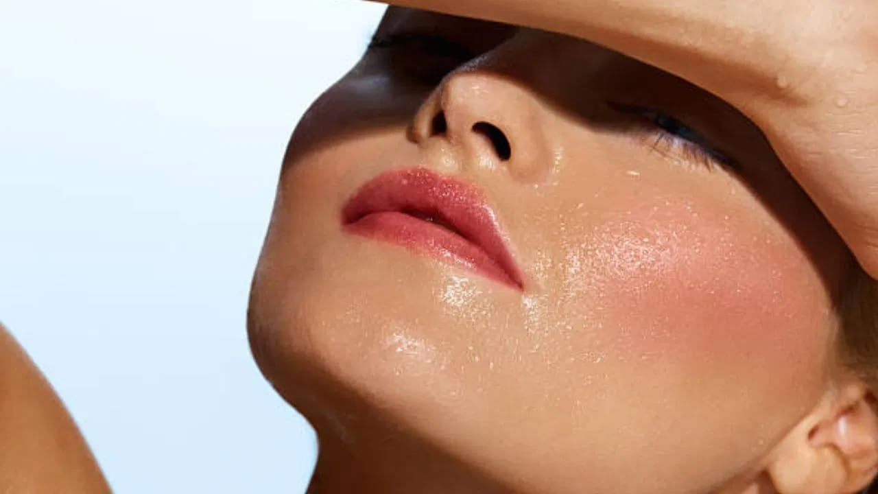 శీతాకాలంలో రెగ్యులర్ స్క్రబ్బింగ్ కూడా చేసుకుంటూ ఉండాలి. ఇది చర్మ రంధ్రాలలో పేరుకున్న మురికిని, ధూళిని తొలగిస్తుంది. హైడ్రేటింగ్ క్లెన్సర్‌తో స్క్రబ్బింగ్ చేయడం వల్ల మంచి ఫలితాలు వస్తాయి. ఈ కాలంలో చాలా మంది సబ్బుతో ముఖాన్ని కడుక్కుంటుంటారు. బదులుగా శీతాకాలంలో మాయిశ్చరైజర్‌తో కూడిన సబ్బును ఉపయోగించాలి. అప్పుడు చర్మం కరుకుదనం సమస్య ఉండదు. ముఖం శుభ్రం చేసుకున్న తర్వాత, ఖచ్చితంగా క్రీమ్ రాసుకోవాలి.