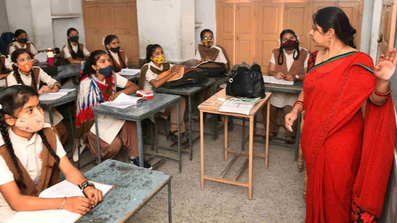 Telangana: భారీగా డీఎస్సీ పోస్టులు.. ఇక నిరుద్యోగులకు పండగే.! కొత్త నిబంధనలివే..