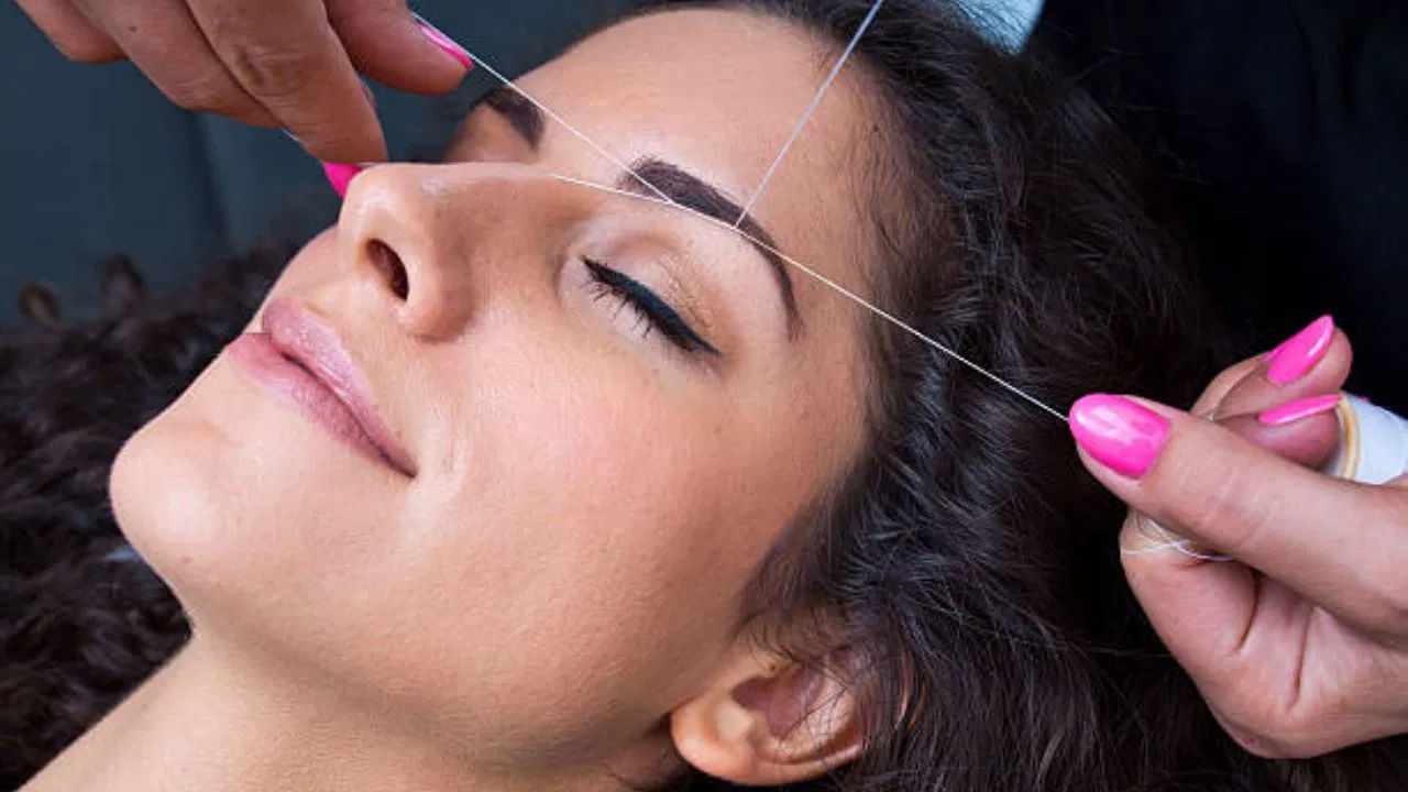 ఆకృతైన కనుబొమ్మలు కావాలంటే బ్యూటీ పార్లర్‌కి వెళ్లి థ్రెడింగ్ చేయించుకోవాలి. అయితే థ్రెడింగ్ తర్వాత కనుబొమ్మల వద్ద చర్మంపై దద్దుర్లు వస్తాయి. అయితే థ్రెడింగ్ లేకుండా అవాంఛిత రోమాలను తొలగించడానికి ప్రత్యామ్నాయ మార్గాలు కూడా ఉన్నాయి. ఈ రోజుల్లో ఫేస్ వ్యాక్సింగ్, రేజర్ల వాడకం బాగా ప్రాచుర్యం పొందాయి. అయితే వ్యాక్సింగ్ కూడా బాధాకరమైనది. అలాగని రేజర్ ఉపయోగిస్తే, చర్మంపై గాయాలు అయ్యే అవకాశం ఉంది. ముఖంపై మొటిమలు ఉంటే రేజర్ ఉపయోగించకపోవడమే మంచిది.