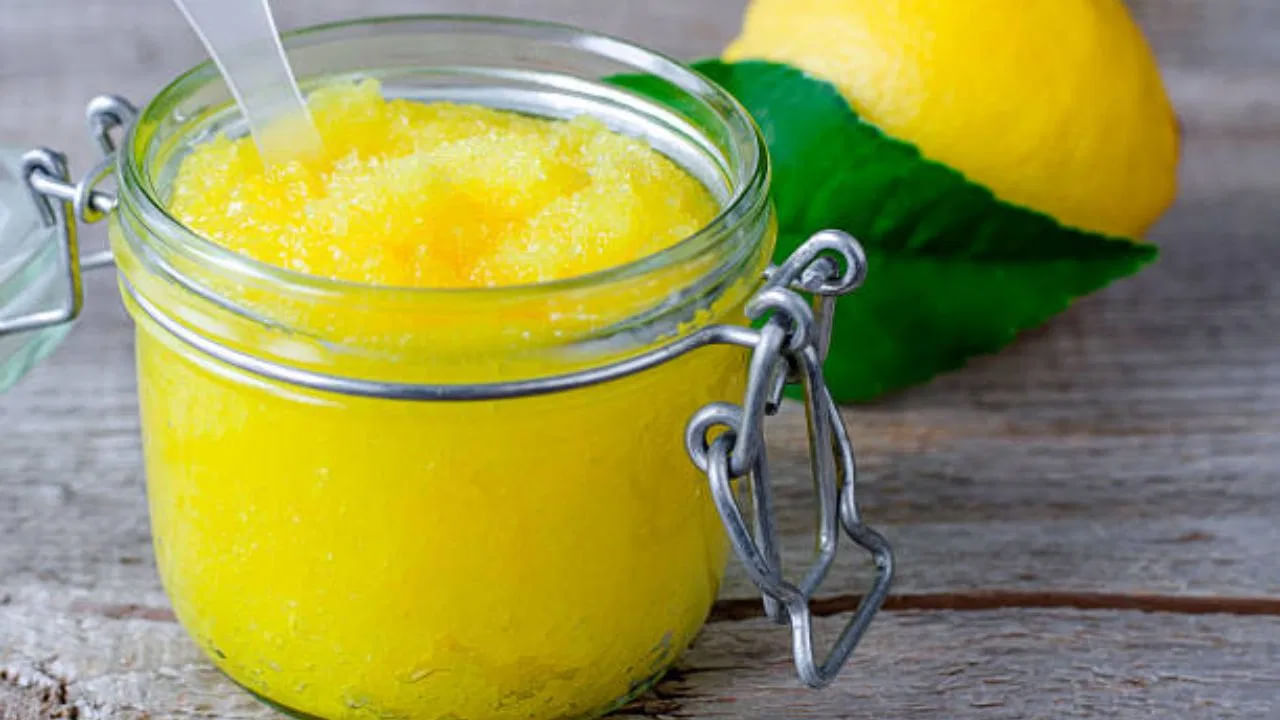 పండిన బొప్పాయిని మిక్సీలో పేస్ట్ చేసి, అందులో చిటికెడు పసుపు కలపాలి. ఇప్పుడు ఈ మిశ్రమాన్ని ముఖానికి పట్టించి, మసాజ్ చేసుకోవాలి. 15-20 నిమిషాల తర్వాత ముఖం కడుక్కుంటే అవాంఛిత రోమాలు తొలగిపోతాయి. దాంతో చర్మ సమస్యలు తగ్గుతాయి. అలాగే ఒక చెంచా పంచదారతో నిమ్మరసం మిక్స్ చేసి ఫేస్ స్క్రబ్ తయారు చేసుకోవాలి. ఈ ఫేస్ స్క్రబ్‌ని ముఖంపై వృత్తాకారంలో రుద్దాలి. నిమ్మరసం సహజమైన స్కిన్ బ్లీచ్‌గా పనిచేస్తుంది. చక్కెర చర్మాన్ని ఎక్స్‌ఫోలియేట్ చేయడానికి సహాయపడుతుంది. 