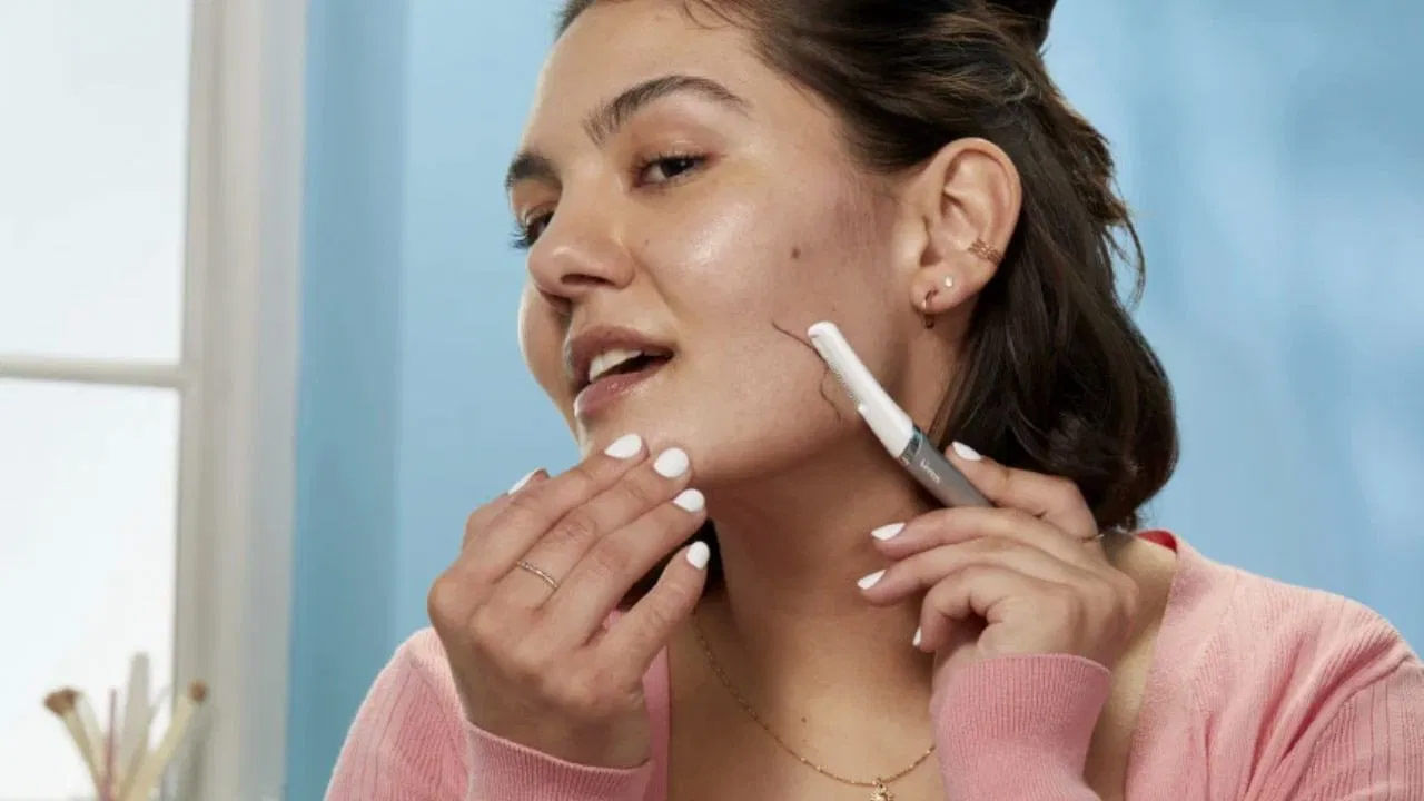 కొందరు అమ్మాయిలకు హార్మోన్ల అసమతుల్యత వల్ల ముఖంపై వెంట్రుకలు అధికంగా వస్తాయి. అయితే ఈ అవాంఛిత రోమాలు ముఖ సౌందర్యానికి అడ్డంకిగా నిలుస్తాయి. కాబట్టి వాటిని తొలగించేందుకు వ్యాక్సింగ్, థ్రెడింగ్ సహాయం తీసుకోవాలి. కొందరు రేజర్లను కూడా ఉపయోగిస్తారు. ముఖంపై రేజర్ వాడితే చర్మంపై దద్దుర్లు వచ్చే ప్రమాదం ఉంది. అయితే కొంత జాగ్రత్తగా రేజర్‌ని ఉపయోగిస్తే సులువుగా పనైపోతుంది. రేజర్‌ను ఉపయోగించే ముందు, తర్వాత ఏమి చేయాలో, ఏమి చేయకూడదో ఇక్కడ తెలుసుకుందాం..