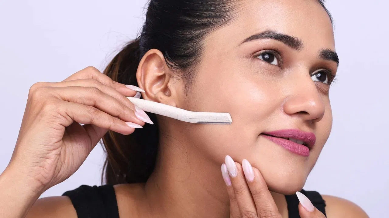 రేజర్ ఉపయోగించే ముందు ముఖాన్ని బాగా కడగాలి. మేకప్‌లోని దుమ్ము, ధూళిని ఫేస్ వాష్‌తో శుభ్రం చేసుకోవాలి. తర్వాత ముఖంపై ఫేస్ సీరమ్ లేదా మంచి నాణ్యత గల మాయిశ్చరైజర్‌ని అప్లై చేయాలి. ఇది రేజర్‌ను ఉపయోగించడం సులభతరం చేస్తుంది. కోసుకు పోయే అవకాశం కూడా తక్కువ. రేజర్‌ను అంచుకు వ్యతిరేక దిశలో కదిలించకూడదు. బదులుగా వెంట్రుకలు ఉన్న దిశలో రేజర్‌ను గీయాలి. రేజర్‌ను వినియోగించేటప్పుడు మరో చేత్తో చెంపను గట్టిగా అదిమిపట్టాలి.