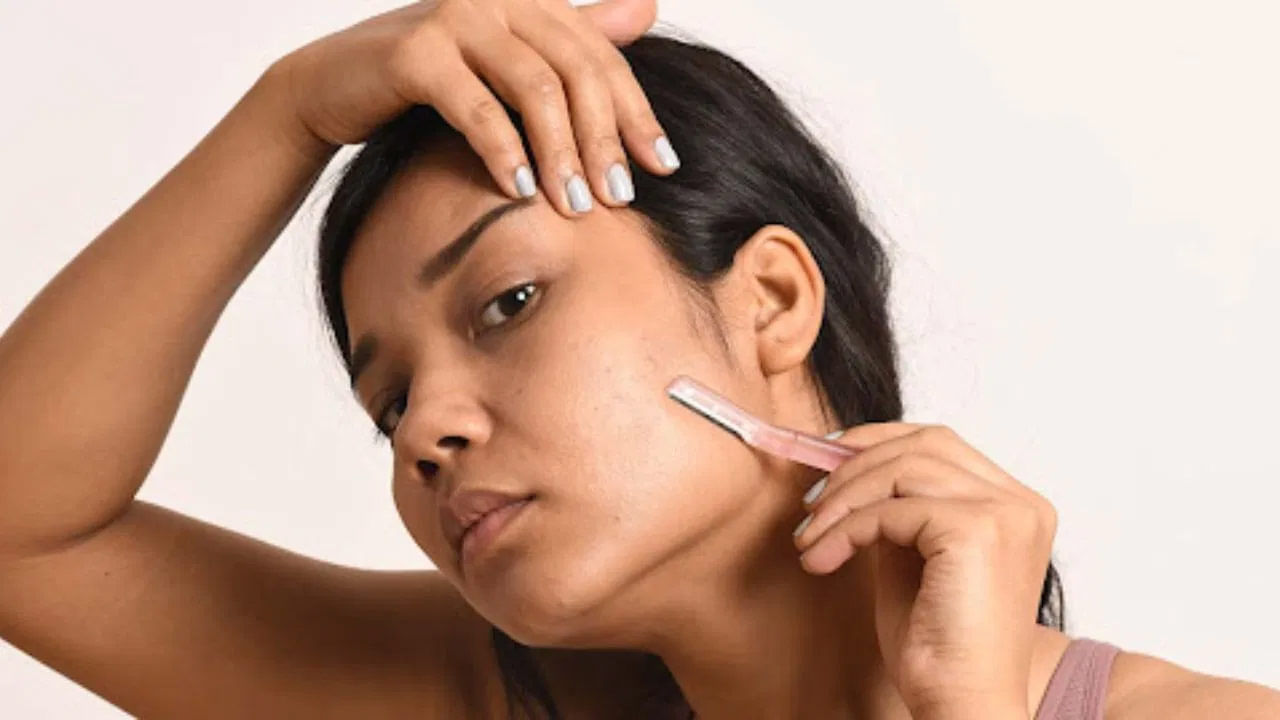 షేవింగ్ తర్వాత  నీళ్లతో ముఖాన్ని శుభ్రంగా కడుక్కోవాలి. తర్వాత యాంటీ బ్యాక్టీరియల్ మాయిశ్చరైజర్‌ని అప్లై చేయాలి. అందుకు అలోవెరా జెల్ లేదా మంచి నాణ్యమైన మాయిశ్చరైజర్‌ని ఉపయోగించవచ్చు. ఇలా చేయడం వల్ల ఎలాంటి దద్దుర్లు ఏర్పడవు.