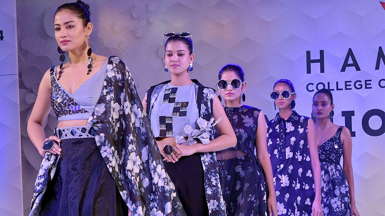 ప్రముఖ బాలీవుడ్‌ డిజైనర్‌ నీతాలుల్లా ఆధ్వర్యంలో.. రెండు వందల మందికి పైగా ఔత్సాహిక డిజైనర్లు సృష్టించిన 1000 రకాల సరికొత్త డిజైన్లు ర్యాంప్‌పై మెరిశాయి. రెండు రోజులపాటు ఈ ప్రదర్శన నిర్వహిస్తారు.