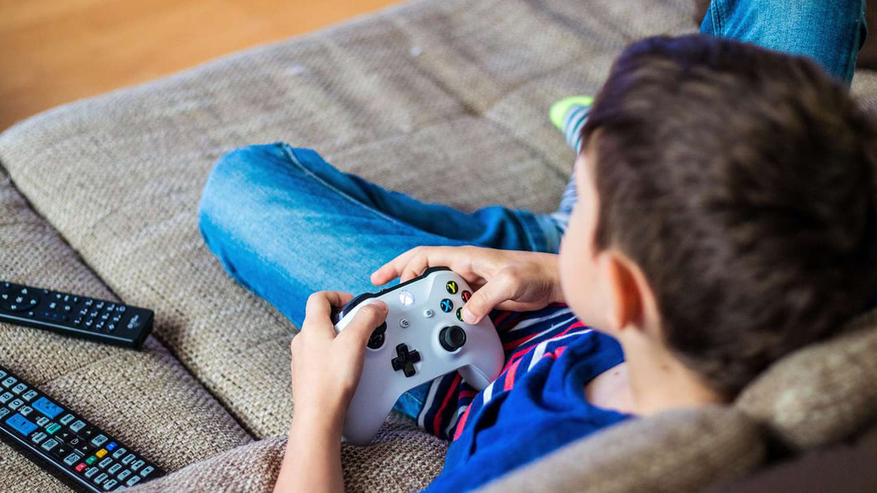 స్మార్ట్ ఫోన్, ఫ్రీ ఇంటర్నెట్ అందరికీ అందుబాటులోకి రావడంతో పిల్లలు, యూత్ అంతా సోషల్ మీడియాతో పాటు వీడియో గేమ్స్‌పై ఎక్కువ టైం స్పెండ్ చేస్తున్నారు. కొందరికి వర్క్ ఫ్రం హోం అయితే.. పిల్లలకి మాత్రం డిజిటల్ క్లాసులతో ల్యాప్‌టాప్స్, ఫోన్స్ అమాంతం వాళ్ల చేతుల్లోకి వచ్చేశాయి. దీంతో ఎక్కువ సమయం ఆన్‌లైన్‌లో స్మార్ట్ ఫోన్లతో గడిపేస్తున్నారు. చదువుకోవడానికి.. వర్క్ చేసుకోవడానికి.. ల్యాప్‌ట్యాప్, మొబైళ్లు యూజ్ చేస్తున్నప్పటికీ ఆ తర్వాత ఎక్కువ సమయం వీడియో గేమ్స్, సోషల్ మీడియాలో గడపడానికి ఎక్కువ ఇంట్రెస్ట్ చూపుతున్నారు. 