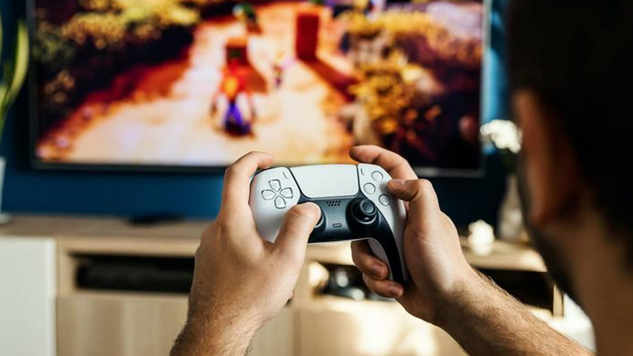 ఈ గేమింగ్ అడిక్షన్‌కి లోనైన వారు చెడు అలవాట్లు నేర్చుకోవడంతో పాటు తమ చదువులను, ఉద్యోగాలను వదిలేసి ఎక్కువ టైం.. స్క్రీన్ స్క్రీన్‌పై ఫోకస్ చేయడం జరుగుతుందని.. దీని వల్ల మెంటల్‌గా డిస్టర్బ్ అవడంతో పాటు శారీరకంగానూ వీక్ అవుతారని.. దీని వల్ల వ్యక్తిగతంగా, కుటుంబ పరంగా, సామాజికపరంగా, చదువు, ఉద్యోగం ఇవన్నింటిని నిర్లక్ష్యం చేస్తున్నారని సర్వేలో వెల్లడైంది. వీటితో పాటు ఎక్కువ సమయం గేమ్స్ ఆడేవారిలో చికాకు పెరగడం, ఇతరులకు దూరంగా ఉండడం, వ్యక్తిగత శుభ్రతకు దూరంగా ఉండడం, ఇవన్నీ కూడా గేమింగ్ డిజార్డర్‌లో లక్షణాలని అంటున్నారు.