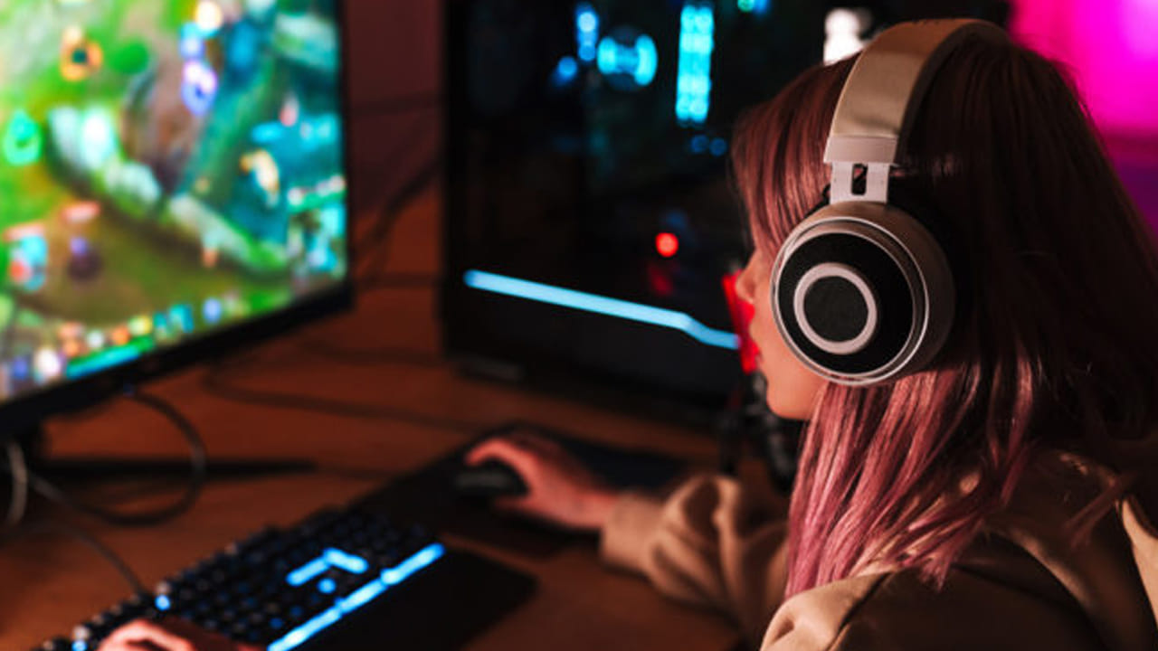 ఈ లక్షణాలు ఉన్నవాళ్లు రోజుకి దాదాపు 7, 8 గంటల వరకు వీడియో గేమ్స్‌పై టైం స్పెండ్ చేస్తారని.. ఇలా స్క్రీన్‌కి అతుక్కుపోయి ఉండేవారిలో.. క్షణికావేశం, నిరాశ, ఆందోళన, ఒంటరితనం, మాటల్లో చురుకుదనం కోల్పోవడం, ఆకలి లేకపోవడం, నిద్ర లేకపోవడంతో, కంటిపై ప్రభావం చూపడం, వెన్నునొప్పి, మెడ నొప్పి, చేసే పనిలో ఏకాగ్రత లేకపోవడం, విచిత్ర ప్రవర్తనలు ఉండటం ఇలాంటి అనారోగ్య లక్షణాలు ఎక్కువగా కనిపిస్తాయని.. ఈ లక్షణాలు కనిపించిన వారిని వెంటనే వైద్యులను సంప్రదిస్తే బెటరని అంటున్నారు.