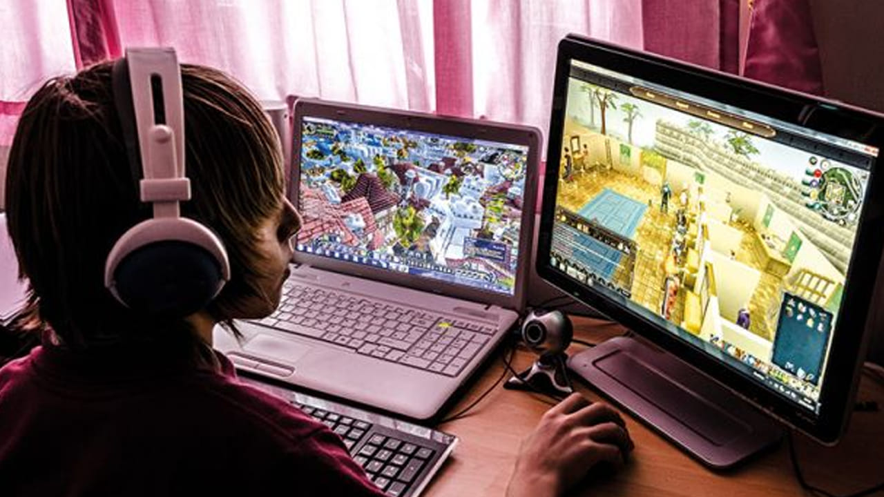 ఇంటర్నెట్ గేమింగ్ డిజార్డర్‌లను కట్టడి చేయాలి అంటే లక్షణాలు కనిపించిన వారికి వెంటనే స్సికోథెరపి ఇవ్వాలని.. అలాగే ఈ డిజార్డర్ బారిన  పడినవారిని మానసిక వైద్యుల పర్యవేక్షణలో కాగ్నిటివ్ బిహేవియరల్ థెరపీ, గ్రూప్ థెరపీ, ఫార్మిలా కౌన్సిలింగ్ లాంటి చికిత్సలతో చికిత్స అందించవచ్చునని వైద్యులు అంటున్నారు. ఈ చికిత్సలతో పాటు డిజార్దర్ బారినపడిన వారి జీవనశైలిలో మార్పులు తీసుకురావడం, క్లీనింగ్ టైం తగ్గించడం లాంటి చర్యలు ఉపయోగపడతాయని నిపుణులు చెబుతున్నారు.