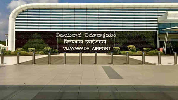 ఈ విమానాశ్రయంలో విమానాల రాకపోకలకు తీవ్ర అంతరాయం.. సేవలు తాత్కాలికంగా నిలిపివేత