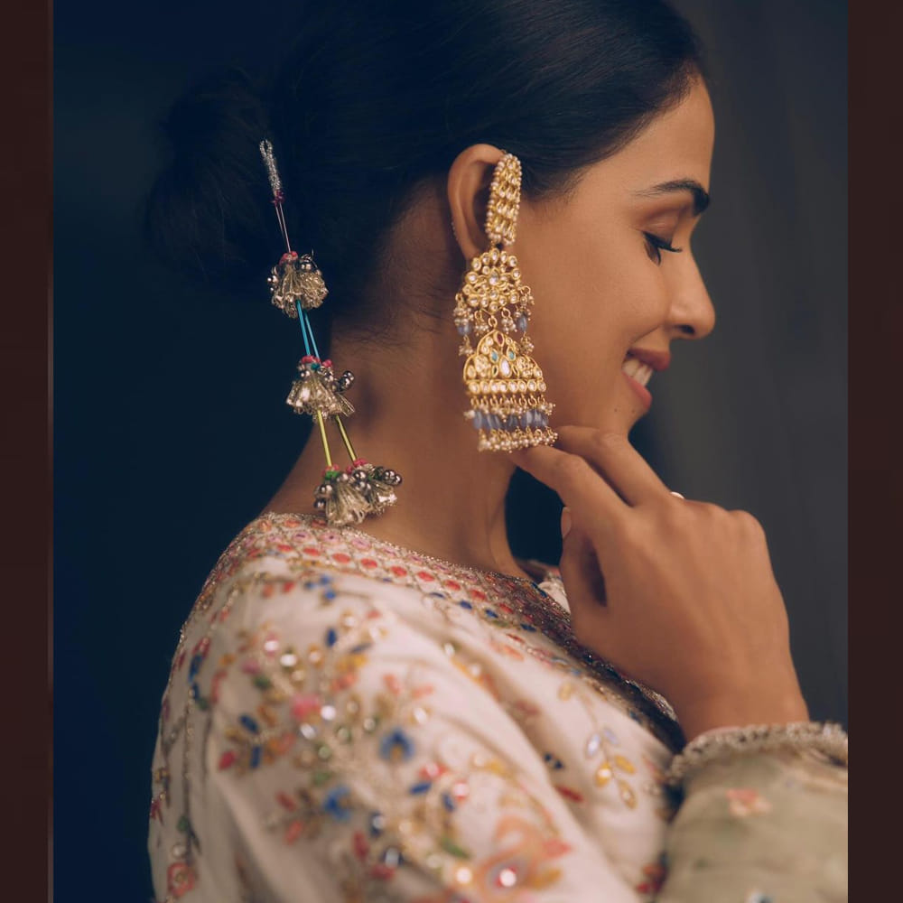 తెలుగు, హిందీలో అనేక చిత్రాల్లో నటించిన జెనీలియా పెళ్లి తర్వాత సినిమాలకు దూరంగా ఉంటుంది. బాలీవుడ్ హీరో రితేష్ దేశ్ ముఖ్ ను ఈ భామ ప్రేమ వివాహం చేసుకున్న సంగతి తెలిసిందే. తుజే మేరీ కసం అనే హిందీ సినిమాతో నటిగా సినీ ప్రయాణం ప్రారంభించింది జెనీలియా. ఆ తర్వాత తెలుగులో నటించింది.