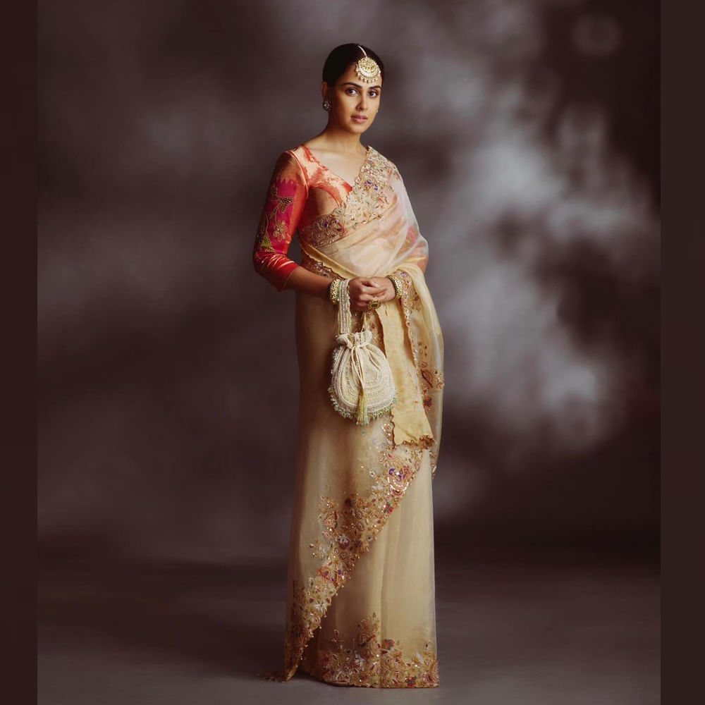 ఇదిలా ఉంటే.. ఎప్పుడూ సోషల్ మీడియాలో యాక్టివ్గా ఉంటూ నిత్యం ఫ్యామిలీ విషయాలు పంచుకుంటూ ఫోటోస్ షేర్ చేస్తుంటుంది జెనీలియా.. తాజాగా ఈ బ్యూటీ షేర్ చేసిన ఫోటోస్ ఆకట్టుకుంటున్నారు. క్రీమ్ కలర్ శారీ.. రెడ్ కలర్ బ్లౌజ్.. పాపడ బిళ్లతో రాజసం ఉట్టిపడుతున్న మహారాణిలా కనిపిస్తుంది జెనీలియా.