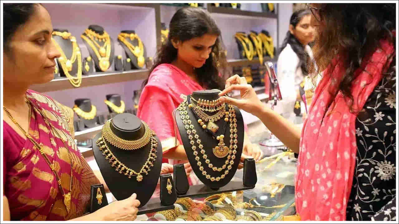 Gold Rate: మళ్లీ కొండెక్కి కూర్చున్న బంగారం ధర.. మరో ఏడాదిలో రూ. 80వేలకు ?