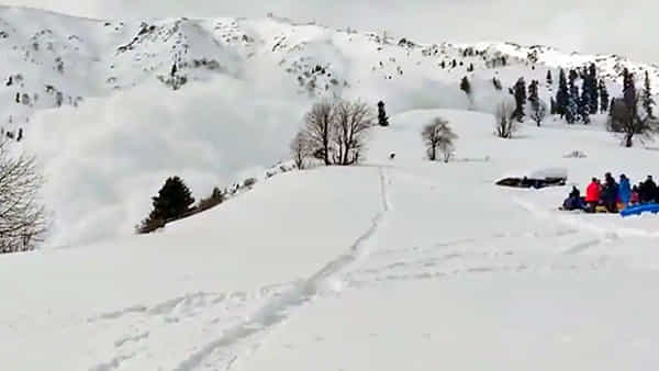 Gulmarg Avalanche: గుల్మార్గ్లో మంచుతుఫాన్ బీభత్సం.. రష్యన్ టూరిస్ట్ మృతి.. ఆరుగురిని రక్షించిన సహాయక సిబ్బంది..
