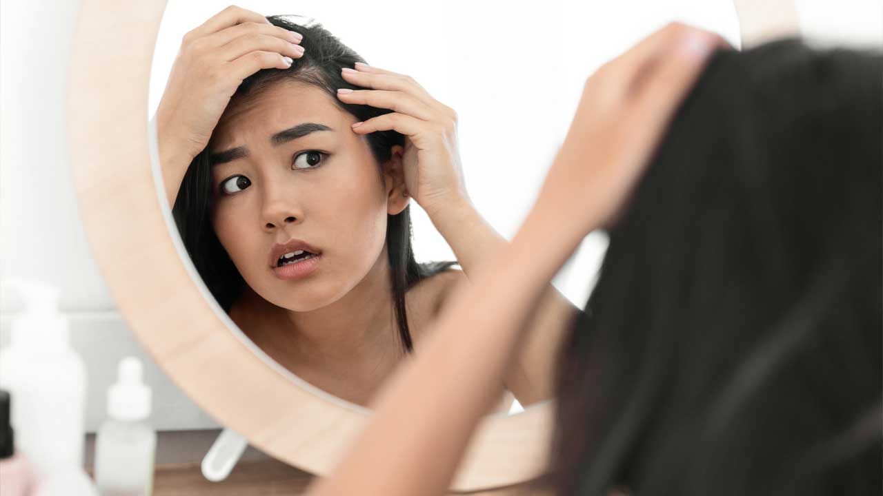 నేటి కాలంలో జుట్టు రాలడం సాధారణ సమస్యగా మారిపోయింది. ప్రతి ఒక్కరూ ఈ సమస్యతో బాధపడుతున్నారు. ఎన్ని సౌందర్య సాధనాలు ఉపయోగించినా తాత్కాలిక ఉపశమనం దొరుకుందే తప్ప, శాశ్వతంగా సమస్య పరిష్కారం లభించదు. అయితే కురుల సంరక్షణలో కొబ్బరి నీరు ఎంతో కీలక పాత్ర పోషిస్తుందని మీకు తెలుసా? అదెలాగో ఇక్కడ తెలుసుకుందాం..