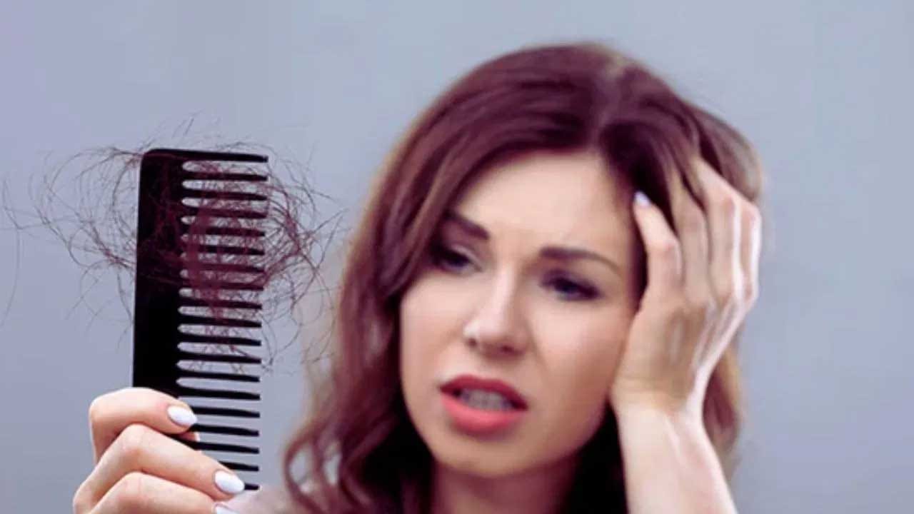 కొబ్బరి నీళ్లు జుట్టుకు పోషణనిస్తుంది. ఈ నీరు చుండ్రు సమస్యను శాశ్వతంగా దూరం చేస్తుంది. అలాగే జుట్టు రాలడాన్ని నివారిస్తుంది. అంతే కాకుండా కొబ్బరి నీళ్లను వాడితే జుట్టు నిగనిగలాడుతుంది. అలాగే చివర్లు చీలిపోయే సమస్య నుంచి కూడా విముక్తి లభిస్తుంది.