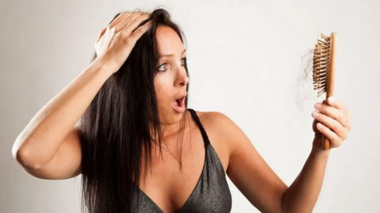 రోజుకు 100 వెంట్రుకలు రాలడం సాధారణం. కానీ అంతకంటే ఎక్కువ సంఖ్యలో వెంట్రుకలు రాలితే మాత్రం సమస్యగా పరిగణించాలి. అధికంగా జుట్టు రాలడం చివరికి బట్టతలకి దారితీస్తుంది.ఈ సమస్య నుంచి ఉపశమనం కలిగించడానికి కరివేపాకు ఉపయోగపడుతుంది. ఈ ఆకు వంట రుచిని పెంచడమే కాదు, జుట్టుకు కూడా చాలా మేలు చేస్తుంది. దీన్ని ఎలా ఉపయోగించాలి? అనే విషయం ఇక్కడ తెలుసుకుందాం..