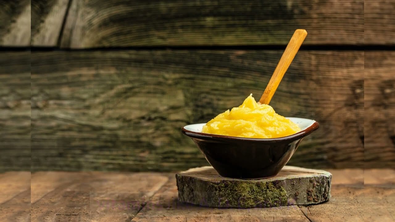 అప్పుడప్పుడు జుట్టుకు నెయ్యి పట్టిస్తూ ఉండటం వల్ల.. జుట్టు రాలడం కూడా కంట్రోల్ అవుతుంది. నెయ్యిలో ఉండే పోషకాలు జుట్టును బలంగా, దృఢంగా చేస్తుంది. అంతే కాకుండా జుట్టు సాఫ్ట్‌గా మెరుస్తూ ఉంటుంది. చుండ్రు కూడా మాయం అవుతుంది.
